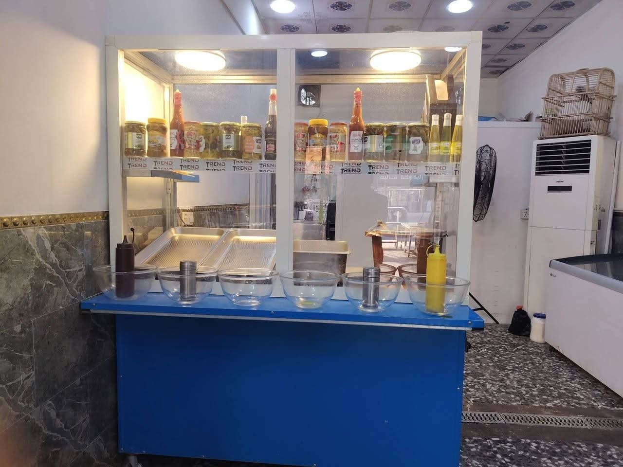 الي يكول شغل ماكو تعال اخذ هاي العربانه  مال فلافل  وفنكر وهمبركروترهم البلبي اوا عصائر وياهة مواعين و كاساتهة  مال عنبه ومال صاص ومقبلات كامل عيوني بس جيب مسواكك وفتح وسعره جدا مناسب ب 450 بيه مجال بسيط مكان المعامل الباويه جاهز من كل المورالاستفسار على الهاتف ***********
