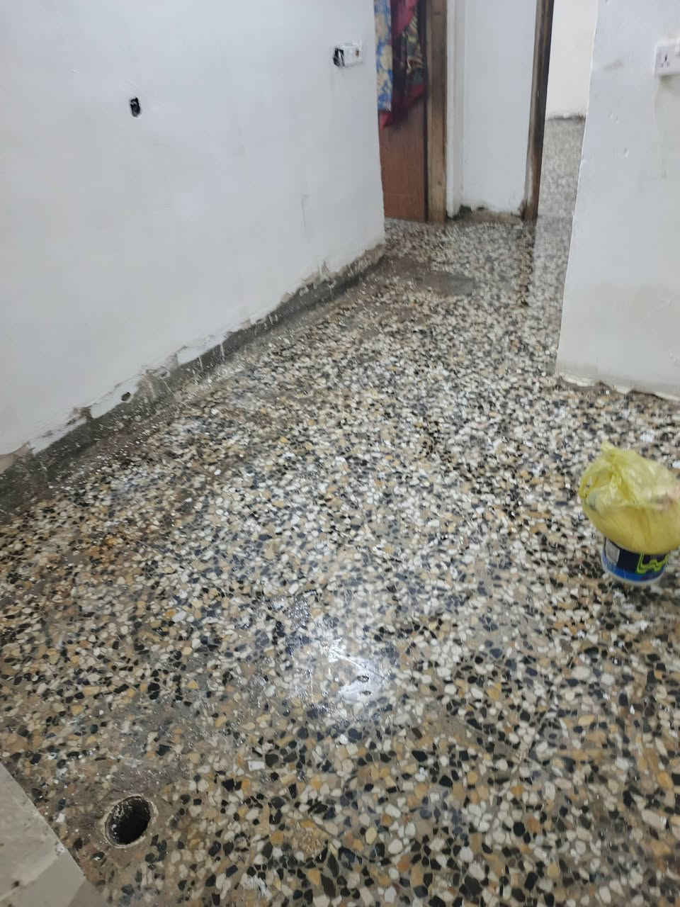 السلام عليكم بيت طابق ارضي للايجار العنوان الزعفرانيه عالسده قرب اسوا تفاحه البيت يحتوي على استقبال ومطبخ وترك وغرفه  وصحيات وحوش الاستفسار الرقم ***********
