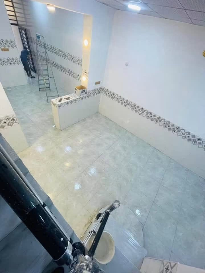دار للايجار جديدالمساحه ١٠٠ متر شارع عوده  جديد زيروا يحتوي على ثلاث غرف وصالتين ومطبخ واستقبال وصحيات داخليه وخارجيه وفي الطابق الثاني  شهرياً ٥٠٠  الف واصل ماء وكهرباء على صاحب الدار للاستفسار الاتصال على الرقم التالي ***********
