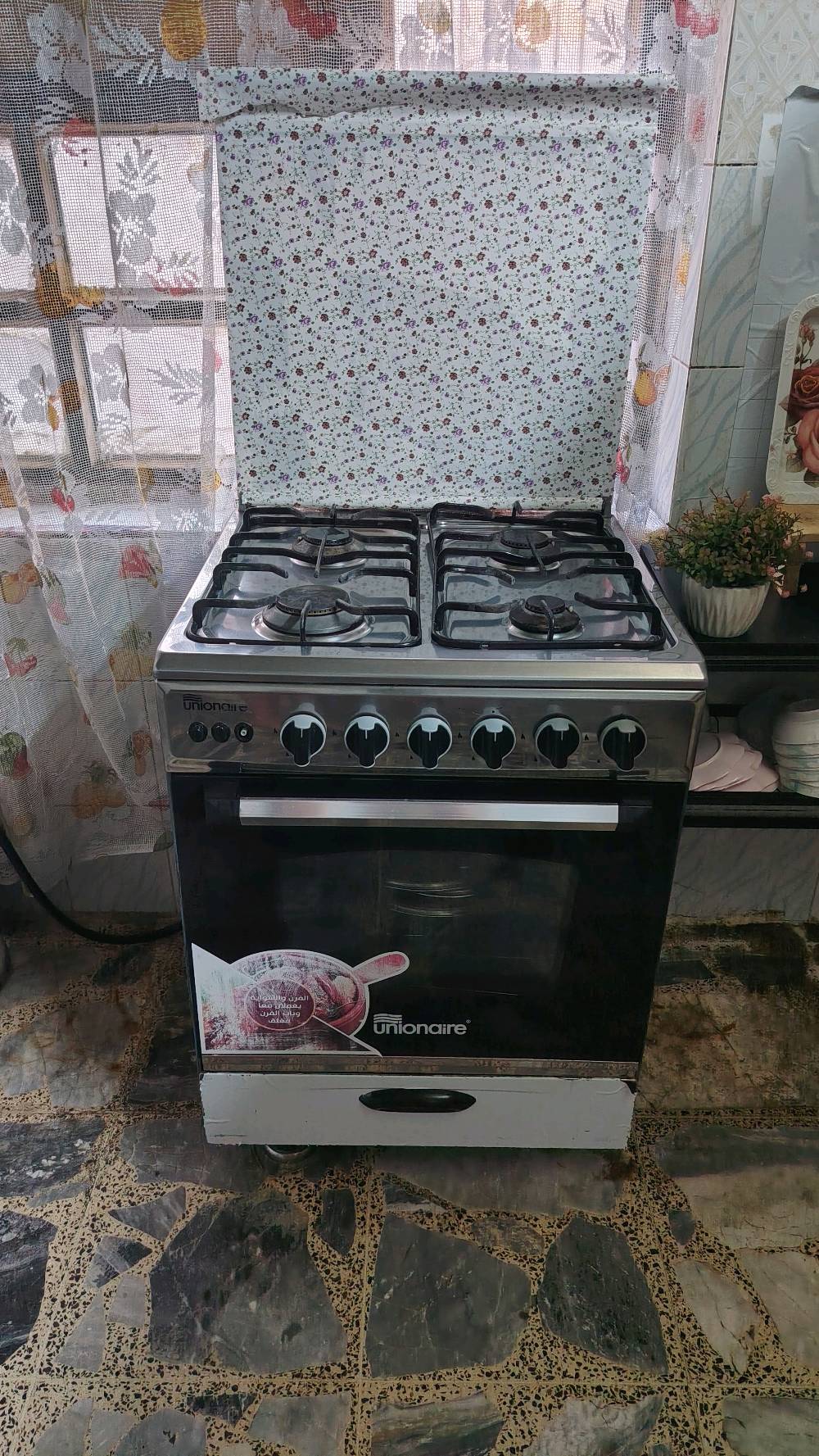 طباخ نضيف جدا استعمال قليل السعر 200وبي مجال المكان الحرية
الطباخ شغّال على الغاز لو غاز/كهرباء؟ وهل كل العيون والفرن والشواية تشتغل تمام بدون أي مشكلة؟: 
شغال غاز كهرباء 
أكو ويا الطباخ ملحقاته كاملة مثل صينية، شبك الفرن، الخرطوم أو المنظم؟ لو ناقص شي؟: 
شبك الفرن متوفر 
السعر 200 ثابت لو بيه مجال للمساومة؟: 
بي مجال 
التسليم وين بالضبط بالحرية؟ وهل أكو توصيل أو استلام فقط من المكان؟: 
الحرية دباش *********** للاستفسار 
