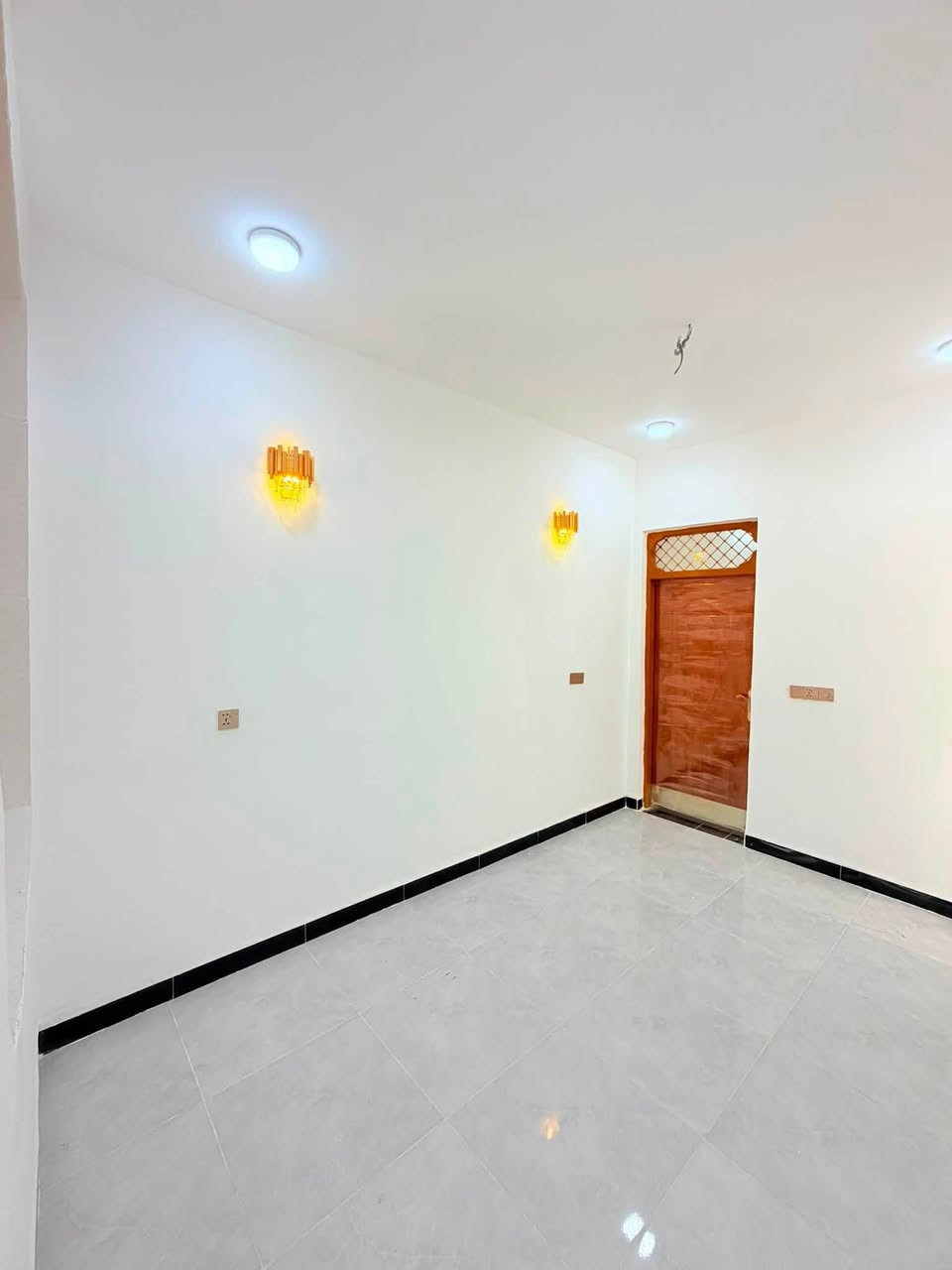 المساحه 50متر  بناء ممتاز وجيد جدآ 
💰 السعر: 23مليون (قابل للتفاوض)
🏗️ البناء: طابوق  
🏠 الأساس والسقف: صب كونكريت مركزي 

مواصفات البيت:
✅ غرفة نوم 
✅ صالة 🛋️
✅ مطبخ 🍽️ 
✅ صحيات 🚿

الخدمات المتوفرة:
🔹 ماء 💧
🔹 كهرباء ⚡
🔹 شوارع مبلطة 14متر  🚗
🔹 مدارس قريبة 🏫
🔹أنترنيت ضوئي 
🔹 خط مولده 
📍 الموقع: النجف – حي ميسان، شارع الزوار 
خلف سكلة الكرعاوي
📜 طابو زراعي (قرار 320 )مشمول بالتطويب 

📞 للتواصل: ***********
