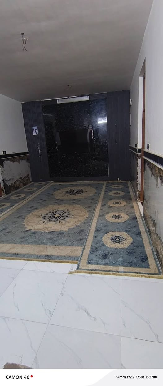 *  بيت للبيع زراعي طابقين 150 م  (خلفي المستوى: بناء عالي عن مستوى الشارع.
* الخدمات: متوفر (خطين ماء، كهرباء، إنترنت، منظومة مجاري).

 * الهيكل: صب مسلح بالكامل.

يتكون من 

 الاستقبال

 الصالة

المطبخ

غرفتين نوم

الحمام

بالاضافه الى منور  وترك 

للاستفسار

السعر       65

***********

***********
