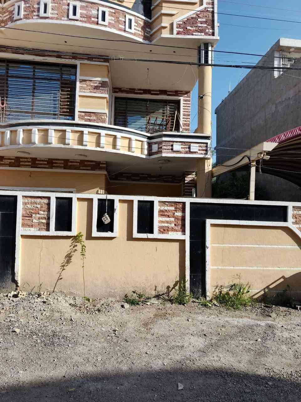 بيت للبيع ٢٥٠ متر ملك صرف زراعي  ٤غرف وصاله ومطبخ وحولي وصحيات وكراج وحديقه بناء طابوك الطابق الفوك نفس الطابق الارضي ارضيه كرانيت الفحامه فرع السكله  ***********
