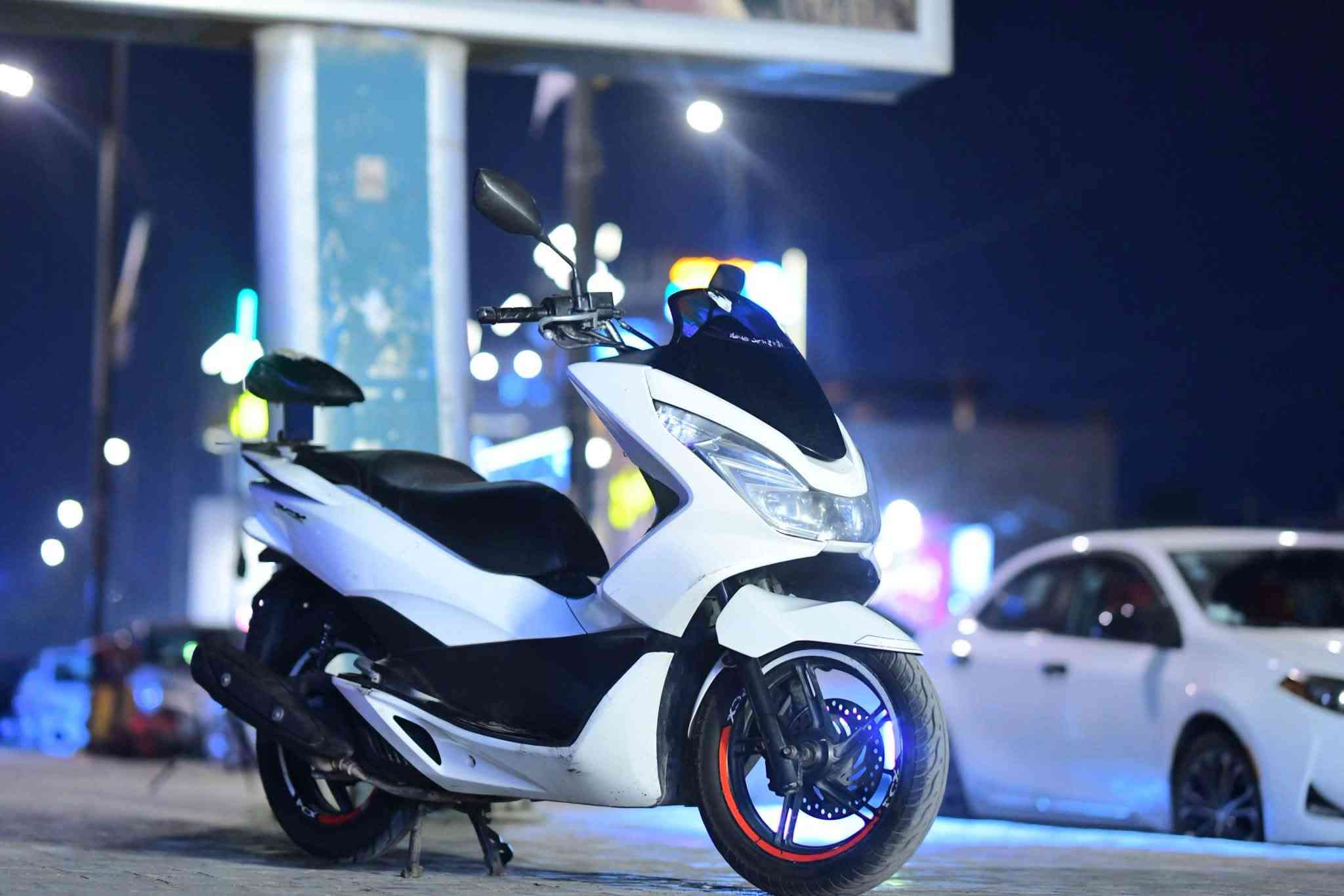 السلام عليكم Pcx
للبيع الدراجة. نضيفه فول مواصفات مكفوله ***********

نص مكتوب في الصور:
- نستعيد القرار ونبني الدار