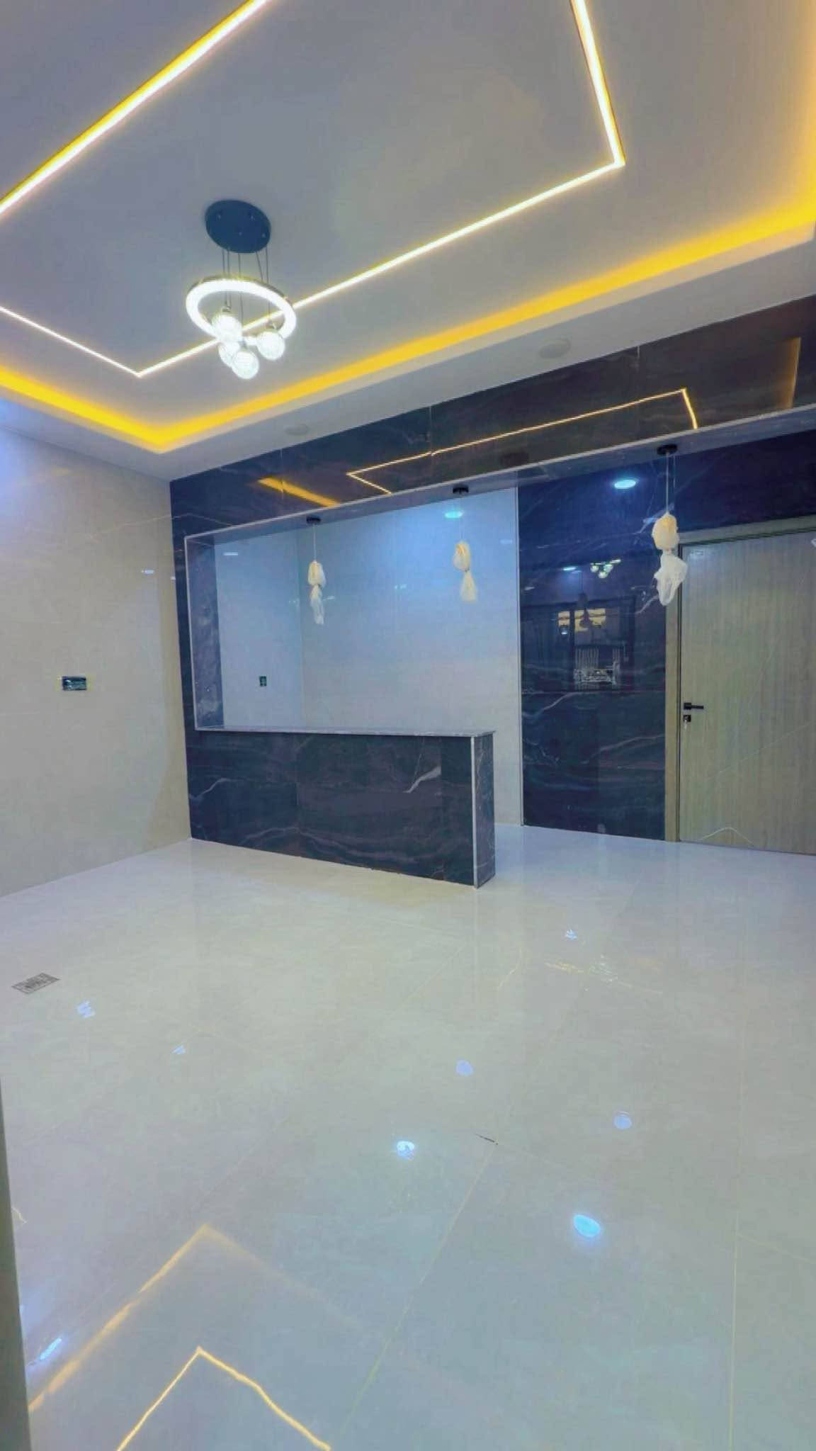 دار للبيع في حي الملايين الاولى قرب جامع الصواف 
المساحه البيت 165متر طابقين بناء حديث زيرو ستلام فوري
جنس الارض وصل جمعيه حمورابي 
لمعرفة سعر علق بكلمه تم
الأستفسار ***********
واتساب *********** موصل, نينوى
