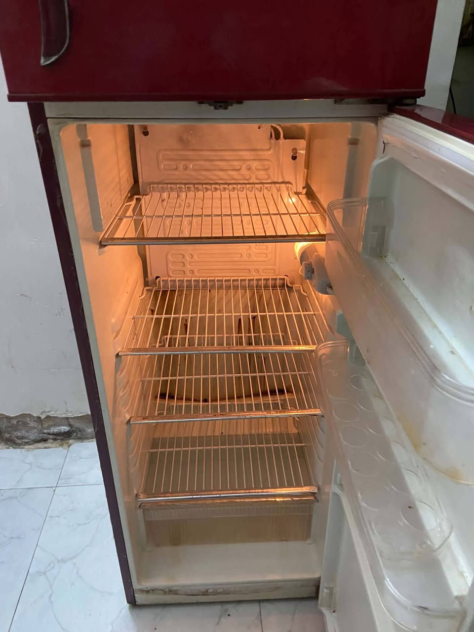 ثلاجه للبيع شغاله وجمد نضيفه السعر 125 وبيه مجال المكان بغداد الشعب  الرقم ***********
