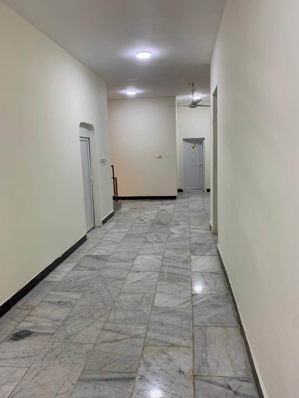 السلام عليكم بيت للايجار. مساحة 300 حي حسين تجاري بيت زيرو يحتوي على 10 نوم 🛌 استقبال  صالة مطبخ شارع 15  يصير مدرسة او روضه يعني تجاري او مجمع طبي لاستفسار على رقم  ***********
