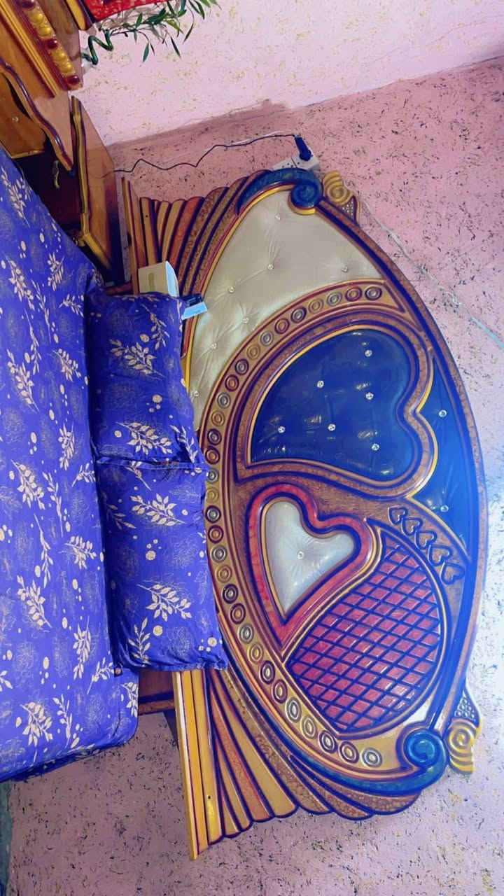 غرفة نوم صاج • ناقصة ميز • آيفون ١٢ برو ماكس