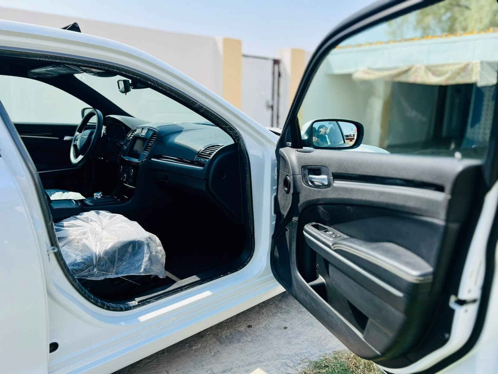 سلام عليكم 

*للبيع كرايسلر C300 S اوباما موديل 2023 🔥👑*

سيارة فول مواصفات ونظافة تخبل

سيارة كندية  

*المواصفات العامة: 
- الموديل: 2023 فئة S
- الممشى: 63 ميل 
- المحرك: 3.6 لتر 6 سلندر 
- الكير: اوتوماتيك 8 سرعات + شفتات ستيرن
- اللون: ابيض - داخل اسود ملكي
- الحالة: مكفولة كفالة عامة من الصبغ والضربة  والتبديل - بدون اي ملاحظة

*المواصفات الكاملة فئة S:*
- فتحة سقف بانوراما
- بصمة تشغيل + تشغيل عن بعد
- ويل S اسود رياضي بلادي قياس 20
- لايت زنون + LED نهاري + كشافات ضباب
- شاشة كبيرة لمس + كاميرا خلفية + حساسات
- كراسي جلد اسود + تدفئة + كهرباء
- تحكم ستيرن كامل + مثبت سرعة
- تبريد شاشة دجتل قطعتين ثلج 
- السيارة بعدها بنايلون الشركة من الداخل

السيارة مكفولة فحص بالسونار والكمبيوتر  وين مال تاخذها، سيارة جديدة بمعنى الكلمة

*مكان _ ذي قار 

*الاستفسار  ***********
