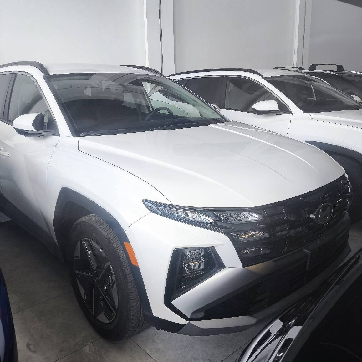 *********** أربيل, العراق

نص مكتوب في الصور:
- HYUNDAI تصميم يلفت الأنظار أداء يلبي طموحاتك هيونداي توسان .. أكثر من مجرد سيارة أنظمة أمان متطورة لحماية أكبر لك ولعائلتك محرك قوي واقتصادي أداء مثالي في كل الطرق مقصورة مريحة وفاخرة تجربة قيادة استثنائية إضاءة LED متطورة رؤية أوضح في جميع الأوقات تصميم عصري وجذاب يعكس شخصيتك TUCSON الرفيق المثالي لكل رحلاتك
- HYUNDAI TUCSON تصميم عصري .. أداء أقوي الخارج من الأمام من الخلف من الجانب من الأمام مباشرة من الخلف مباشرة الداخل منطقة القيادة المقاعد الأمامية المقاعد الخلفية شاشة المعلومات ناقل الحركة صندوق الأمتعة محركات قوية واقتصادية أنظمة أمان متطورة راحة وأناقة في كل رحلة تقنيات حديثة HYUNDAI Better Drives Us
- HYUNDAI هيونداي توسان وارد أمريكي حادث أمريكا :ضرر باب ج بطلغ خلفي الممشى: 20,000 ميل صور الحادث الأصلية