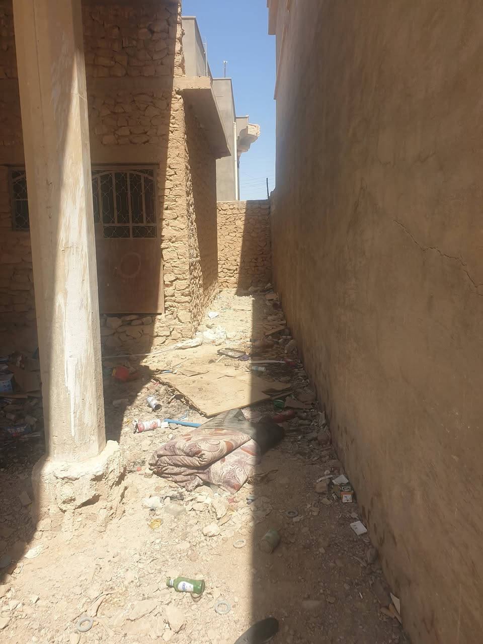 للبيع هيكل  طابو صرف 

المساحه :  300 م 

الموقع : حي العسكري  مقابل مدرسة النعمان وقرب جامع المجيد 

يحتوي الدار : غرفة + صالة استقبال  +  هول + صحيات داخل + مطبخ 

السعر : 48 مليون وبي مجال 

ملاحظة: البيع بالنقد فقط 

للاستفسار الاتصال بالارقام التالية: 

*********** 

*********** 

عنوان المكتب: محافظة الانبار قضاء حديثة الحي العسكري بالقرب من منفذ النواعير او محمد بلنص مكتب عقارات الصفا
