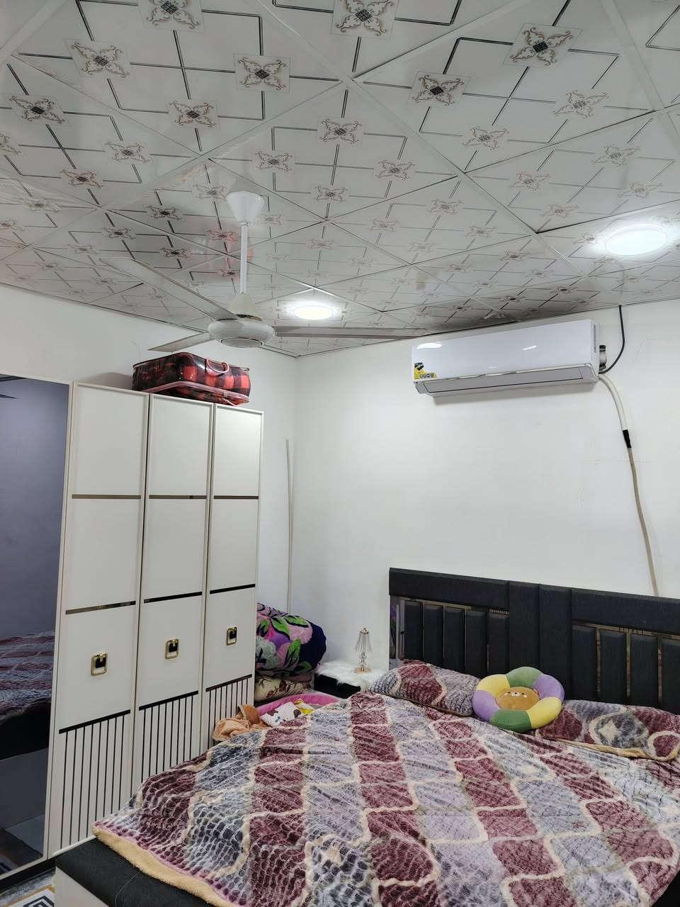 السلام عليكم 
بيت للبيع خلفي طابقين بحي المعلمين بيت مرتب كلش مساحه 117واقع حال بطابو 105.
الطابق الاول دوانيه وصاله وهول ومطبخ وصحيات ومنور
 الطابق الثاني غرفتين وصاله وصحيات وسطح 
شغل درجة أولى  توه مرمم البيت 2025 مداور ثاني يوم كافه الخدمات موفره ماء مجاري شوارع كبار تبليط مدارس منطقة راقيه
السعر 115 وبيه مجال
للستفسار ***********
