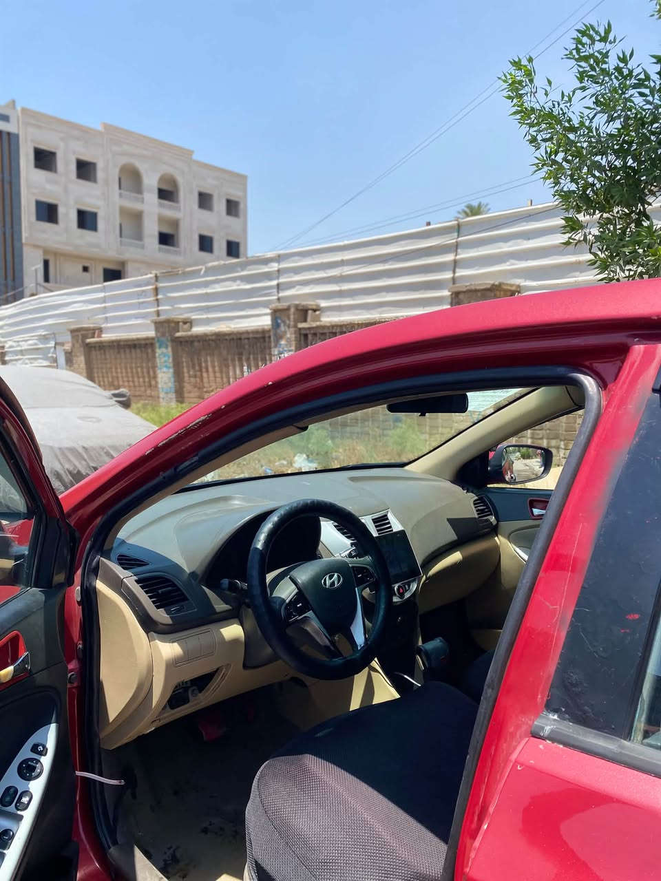 بيع مستعجل ( اكسنت ٢٠١٥ ) 
السيارة خليجي
فول مواصفات ( فتحة سلايد _ اشاير مري _ تحكم ستيرن _ كاميرا _شاشة ) 
السيارة مصبوعة عام 
وبيهه نقوصات بسيطة 
حادثهه ذني بابين وجاملغ موضح بلصورة 
رقم ذي قار مشروع وطني تحويل ثاني يوم بأي محافظة 
السعر : ٥٨ ورقة وبيهه مجال
للأستفسار  : *********** 
بي واتساب
