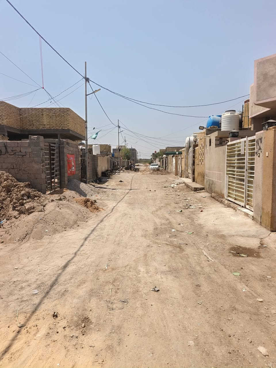 السلام عليكم بيت للبيع في حي الحكيم قرب معمل الاوكسجين قرب صيدلية الشفيع البيت مساحته 150متر البناء بلوك البيت مرقم بلديه 
البيت يحتوي على غرفه وصاله ومطبخ وستقبال وصحيات داخليه وخارجيه سطح البيت شتايكر جاهز للسكن السعر 37 للاستفسار *********** أو واتساب
