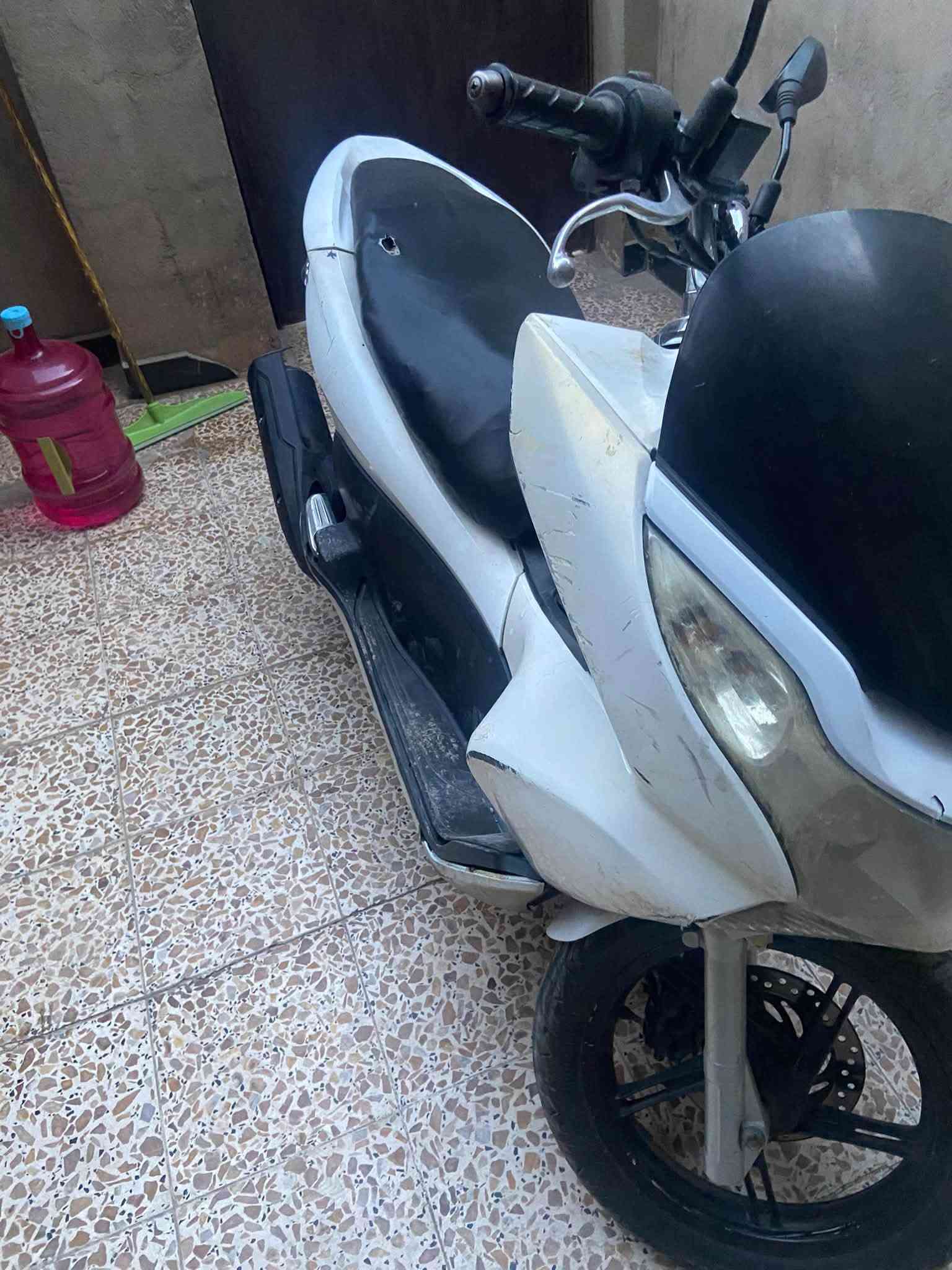 تفتصيل بلصور

نص مكتوب في الصور:
- كروب بي سي اكس 2024 pcx
- سلام عليكم دراجه بي سي اكس جيل اول دراجه كفراتها كدامك الدراجه تخربط مكينه ممفتوحه السعر ٧٥٠ وبيها مجال مكان الحسينيه رقم التلفون ***********