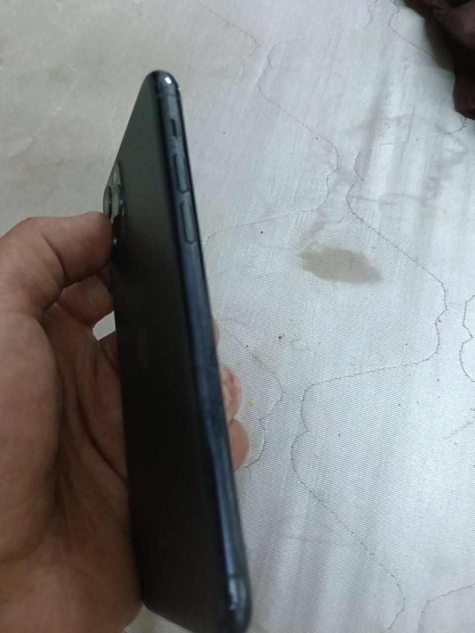 سلام عليكم عندي ايفون 11برو بي نقطه سوده مثل ما موضح بس ايفون ما مفتوح شخط ما بي كله بلادي. بطاريه 70بلاديه شباب ما مفتوح ضاكره64 سكني بغداد مدينه صدر بل كفات يم شماعيه رقم ابو ايفون***********تصلو علي ما عده واساب

