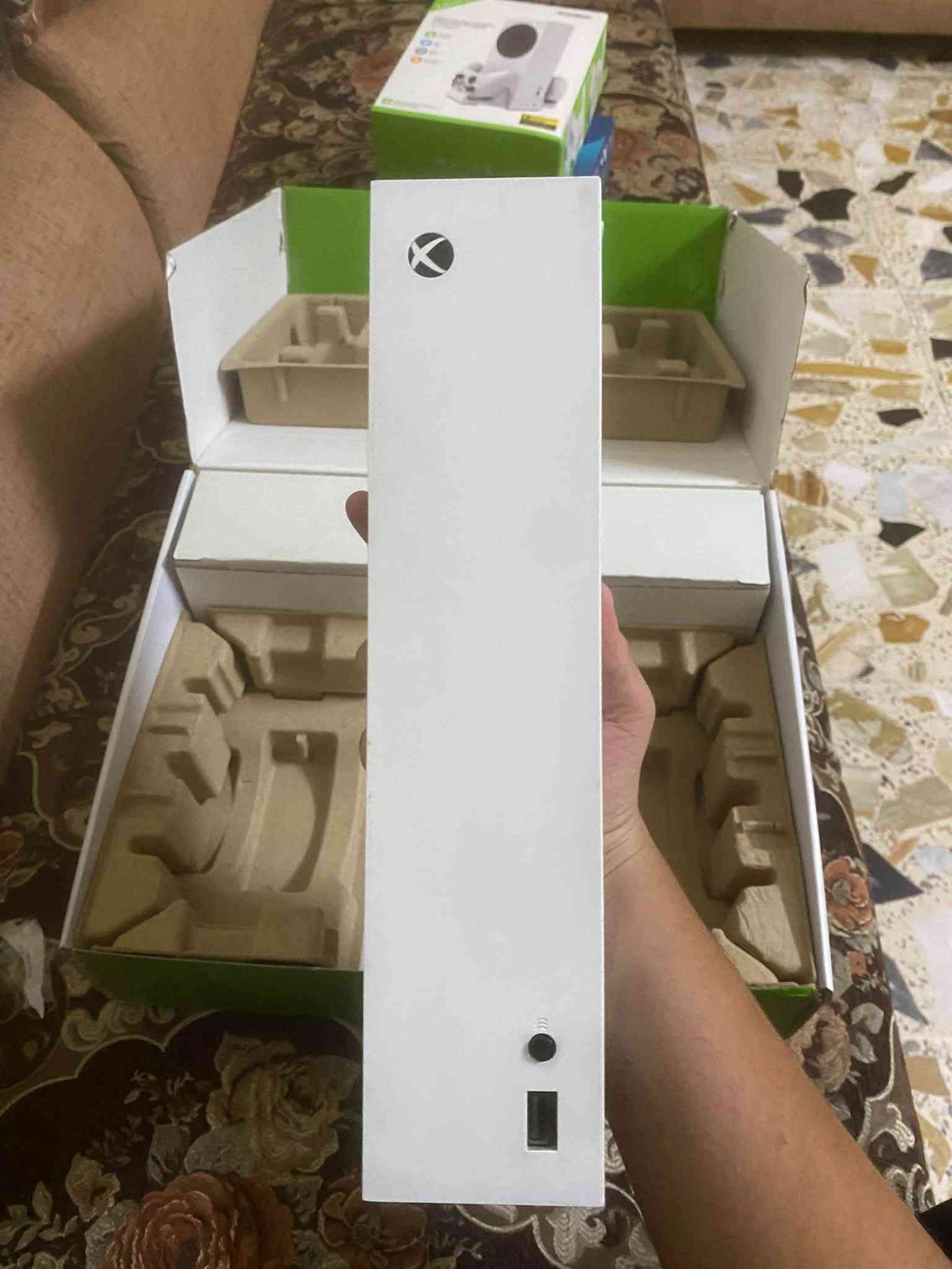 لسلام عليكم شباب اكسبوكس سيريس اس للبيع نص تيرة 512GB الجهاز كامل من كل ملحقاتة جوستكات ثنين مروحة تبريد وايرات الجهاز كله كامل  ويجي ويا احساب بي العاب اسسن العراق سعر العبة 70الف وفيفا 25 سعره 20 الف وبلاك اوبس سعره 23 الف ورددن ردبشن سعره 30 الجهاز كامل من كلشي ول جوستك الثانية الون مالته اصدار محدود تكدر تبيعه وحد بسعر اغلى من الجوستك العادية الجهاز اصدار 2021 سعرة500 وبي مجال للشراي 
مكان بغداد 
الرقم ‪***********
