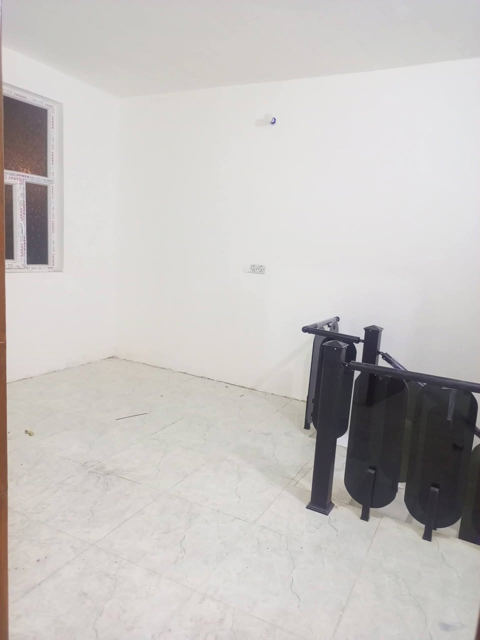 🏠✨ للإيجار – بيت  100م مربع✨🏠 
بناء حديث غير مسكون سابقا 

📍 المواصفات:
مدخل دولان طابقين عشرة امتار
🛋️ استقبال مرتب
🏢 صالة عدد2
🛏️ غرف عدد 2
🚿 مجموعة صحيات متكاملة
🍽️ مطبخ مفتوح على الصاله 
🌤️ 
💼 

الموقع:  حي المتقاعدين 

📞 للاستفسار: ***********
