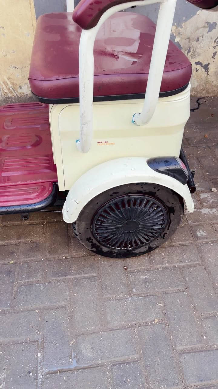 سلام عليكم بيع فقط
دراجه 3 راكب شحن جديده نضافه 95 بل ميه 
 ‭***********‬ سعر مليون و100 بغداد البلديات
