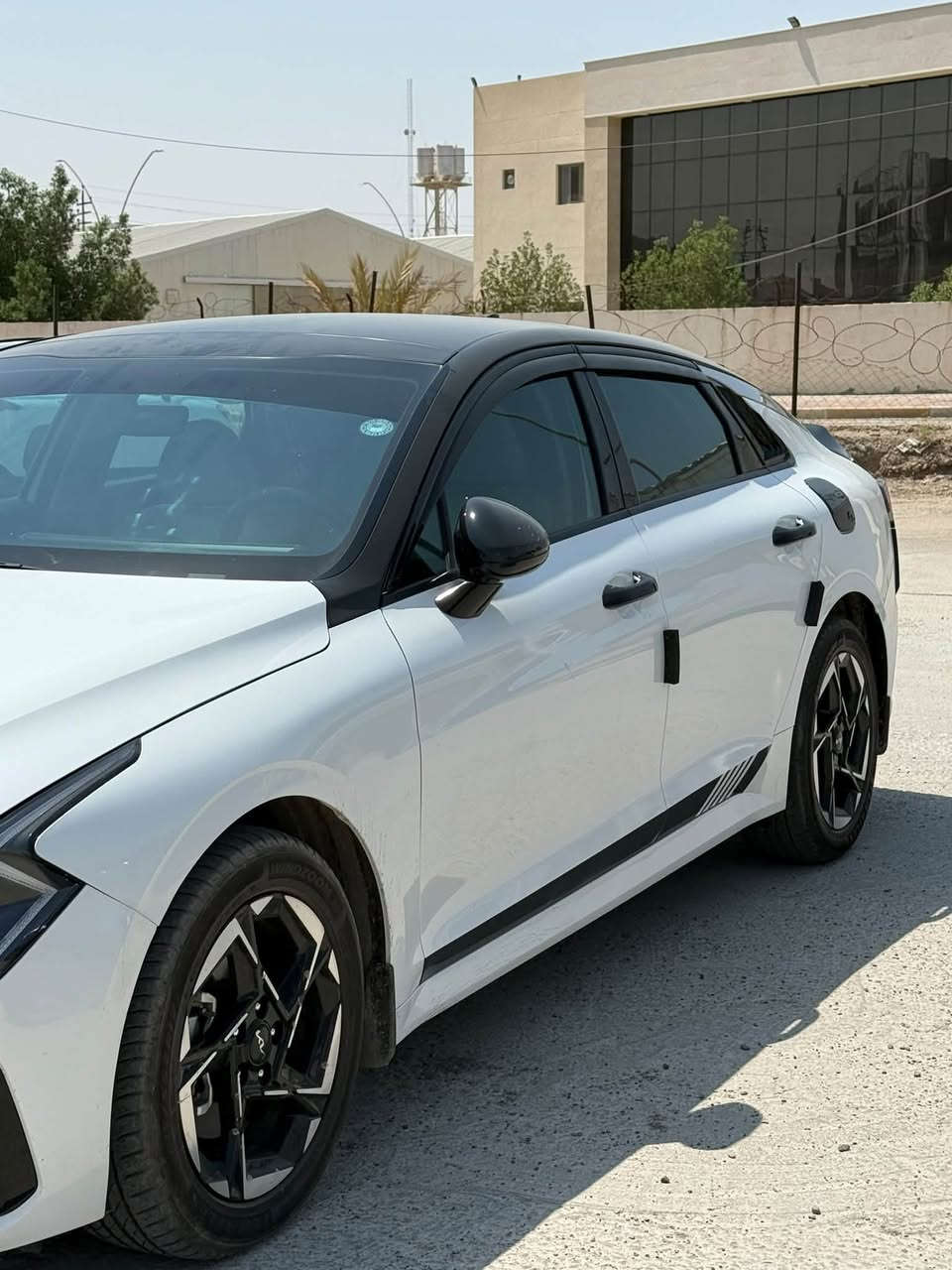 � للبيع كيا K5 EX موديل 2024 خليجي
✅ محرك 2500 GDI

✅ ممشى 49.000 كم

✅ وارد خليجي وكاله اكدال 

✅ رقم أربيل

✅ هزة وسنوية جديدة لحد 2027

المواصفات:

▫️ سقف بانوراما

▫️ كاميرا خلفية

▫️ مستشعرات وقوف

▫️ حساسات ضغط الإطارات (TPMS)

▫️ نظام مراقبة النقطة العمياء

▫️ نظام المفتاح الذكي (Smart Key)

▫️ تشغيل عن بعد

▫️ صندوق ذكي

▫️ مثبت سرعة

▫️ كشنات جلد

▫️ داخلية لون بيجي

▫️ فرامل يد إلكترونية (بصمة) مع Auto Hold

▫️ مصابيح أمامية LED

▫️ فتحات تكييف للمقاعد الخلفية

▫️ مرايا جانبية كهربائية

📌 السيارة خليجي وليست أمريكي

📌 كلين من التبديل

📌 بيها بعض المعالجات التجميلية البسيطة (PDR) ومصلحات خفيفة

📌 جاهزة للفحص بأي مكان
السعر 215 وبيه مجال بسيط 
***********
العنوان الانبار الرمادي
