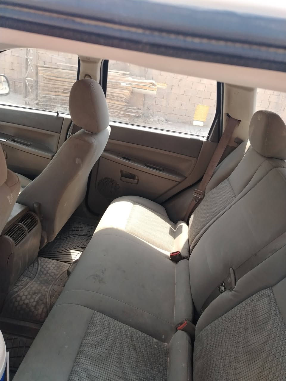 السلام عليكم جيب لاريدو ٢٠٠٧ تحويل مباشر باأسمي رقم بغداد انكليزي جاهزه مكينة فقط كازكييت مبدل تاير حداده وسط مكفوله من صبغ فقط قطعتين بصره *********** السعر ٨٥
