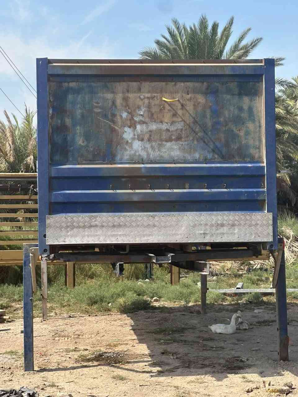 للبيع بدي قفل حاويه هوه ودبل شاصي مالته كامل بدي جديد كهربائيات شغاله بدي جديد سعره15ورقه وبي مجال مكاني ديوانيه الاستفسار ***********

