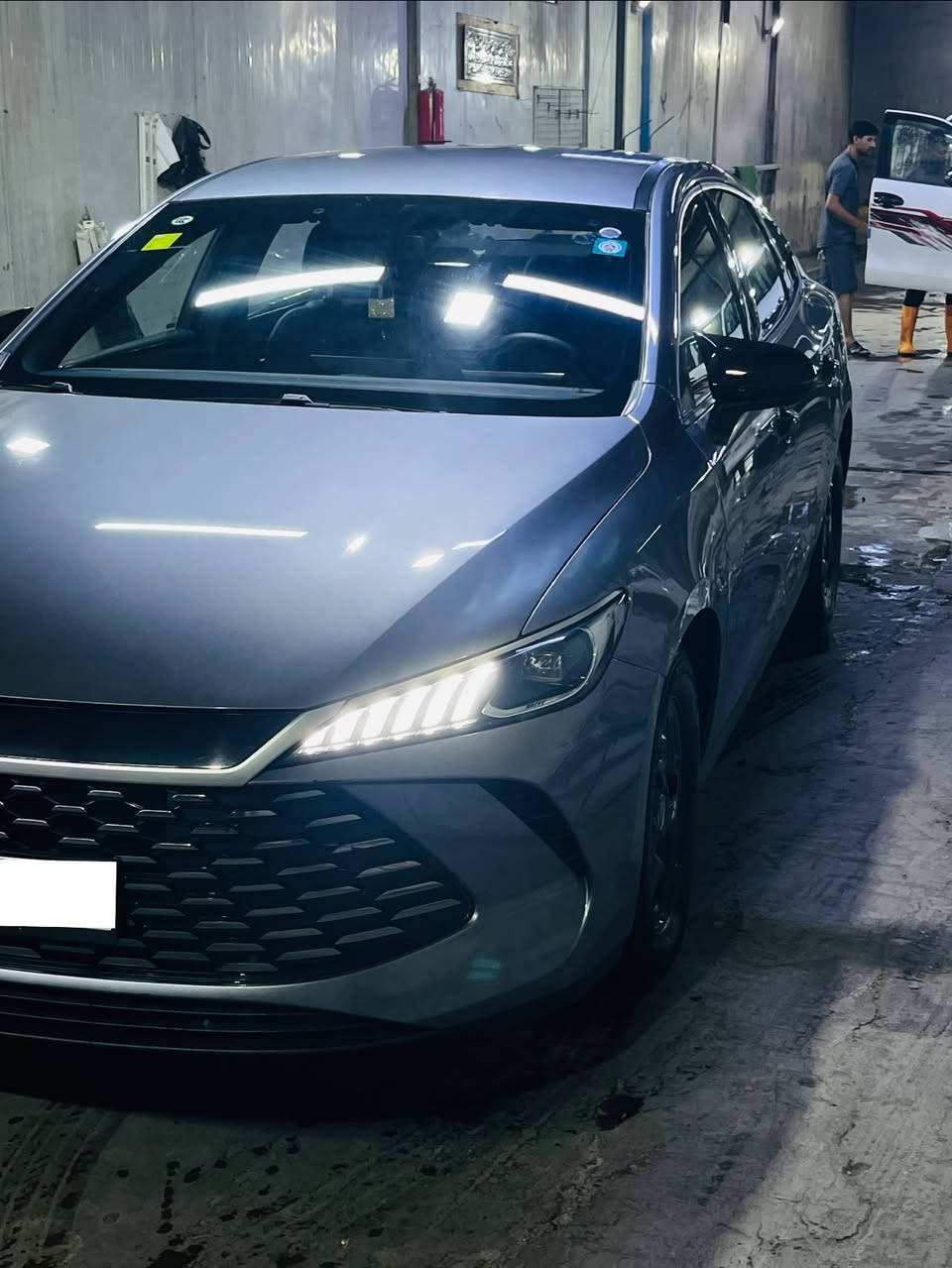السلام عليكم 
للبيع  BYD كن بلاس موديل 2025 رقم بغداد السيارة جديده 
ممشاها 26 الف تحويل مباشر مكانها بغداد السعر 18600 وبيها مجال بسيط  مكانها بغداد 
للاستفسار ***********
