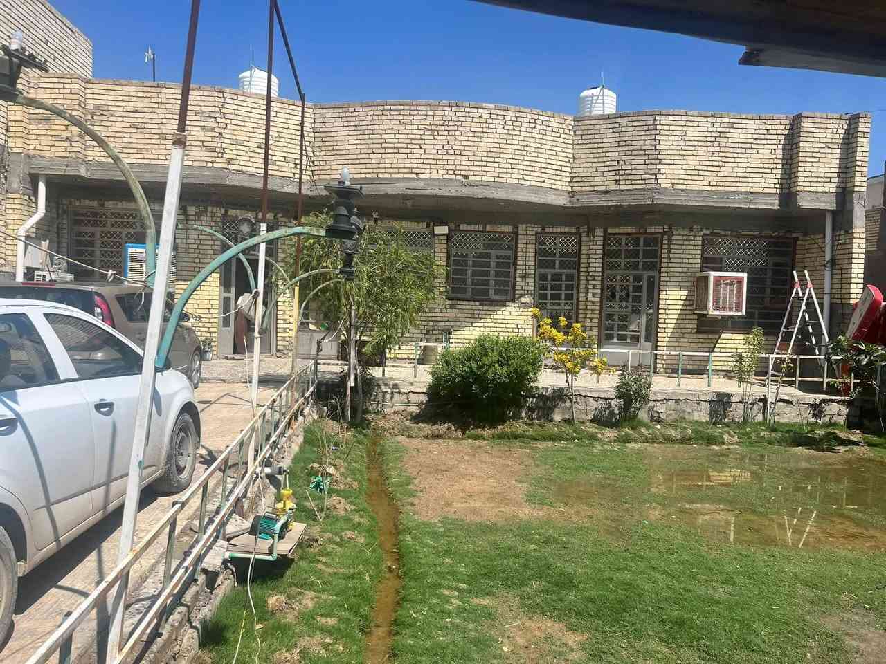 قطعه ارض مساحه ٥٠٠ متر مبني بيه بيتين متشابهات تماما ومعزولات واحد عن ثاني بالكامل فقط الحديقه والكراج مشترك البيت عالي عن الشارع وعلى شارعين بظهره شارع وكدامه شارع كل بيت يحتوي على استقبال ومطبخ وحولي ومنور وحمام وتواليت وغرفتين نوم وبيتونه ودرج وترك خلفي بيوت مبنيه جديد موقع البيت الشعله الدوانم شارع البلوك قبل مدرسه الإمامين العسكريين بأربع شوارع السعر ٢٢٠رقمي ***********

