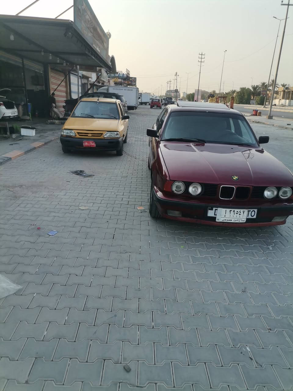 سلام عليكم بي ام للبيع حجم 525 موديل 1991 كفاله من الضربه فقط صبغ عام محرك وكير ع شرط تخم تاير جديد حداديه جديده عنوان السياره نجف رقم التلفون *********** السعر 45 وبيه مجال

