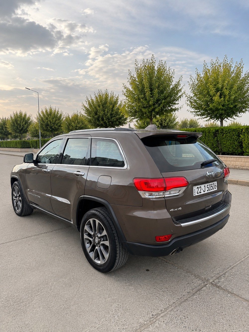 جيب گراند شيرۆكی 2018 (خەليجى شەریکەی هارلم)
قەپات مواسفات 4x4 Limited Plus 

فۆر ویل ، پانۆراما ، 3 شاشە ، کوشن سارد و گەرم ، حساسی پێش و پشت ، شاشە کارپلەی
هەموو گیانی بە شەرت هیچی نییە بێ سبوغ و بێ پارچە گۆرین
هەردوو دەعامی بە شەرت (( ٥٧ رۆیشتووە ))

زۆر خاوێنە و بێ مەسرەف (( گێر و مەکینە و تەقە ورەقە بە شەرتە ))

رەقەم و سەنوی نۆییە (( شوین // هەولێر ))

سعری (( ٢٤٩ وەرەقە و مەجالی تێدایە ))

***********
***********