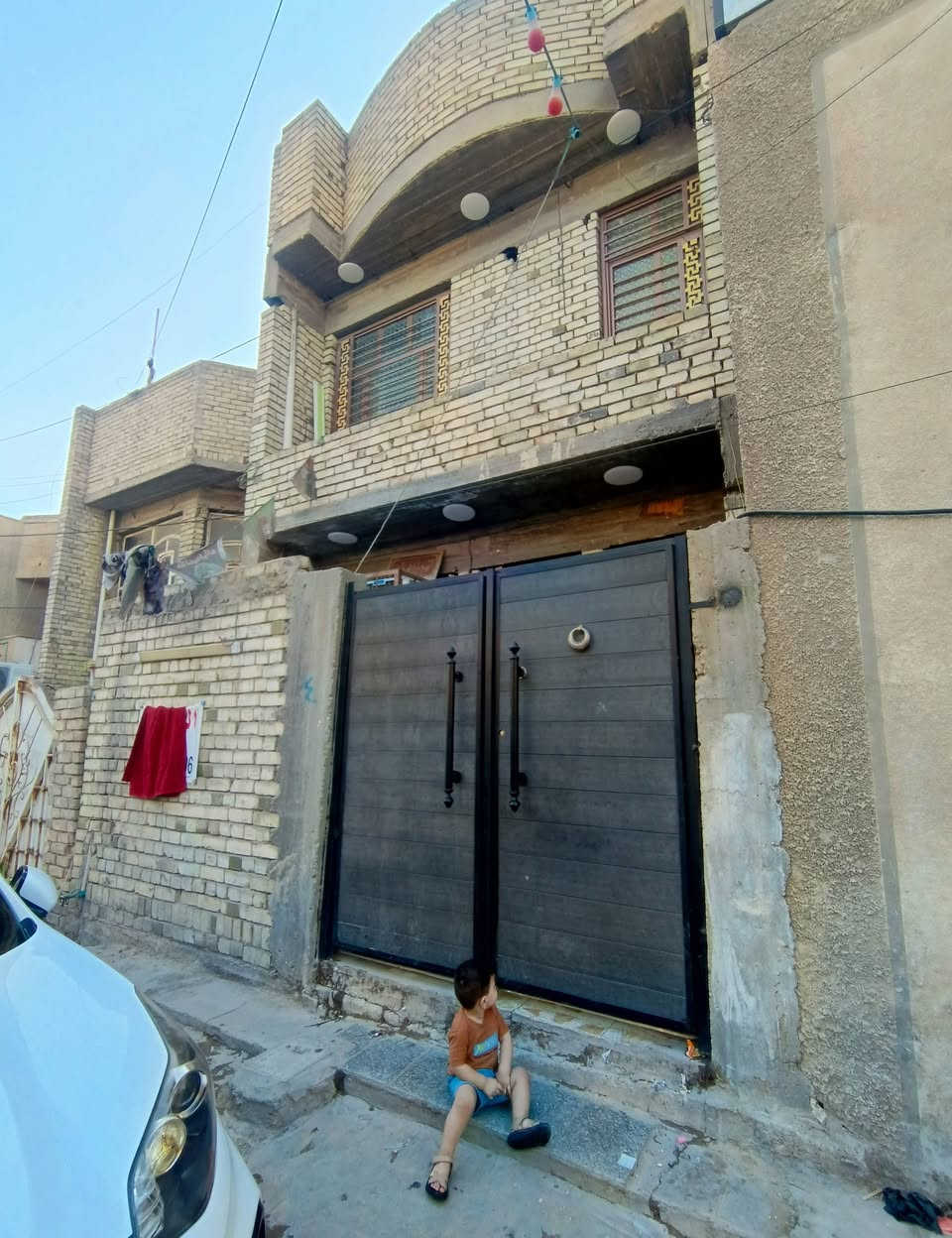 السلام عليكم توفر عندي بيت للبيع زراعي سند 25 المساحه 85متر طابقين بي 3 غرف جبهه 5/ نزال 17 / المنطقه كامله كل الخدمات مي مجاري تبليط كهرباء موقع لبيت بغداد البلديات الضباط خلف الصحفيين قرب مدرسة زين القوس منطقة حي الامير للاستفسار *********** سعر خاص الرد واتساب ماسنجر أو الاتصال     حسن للعقار
