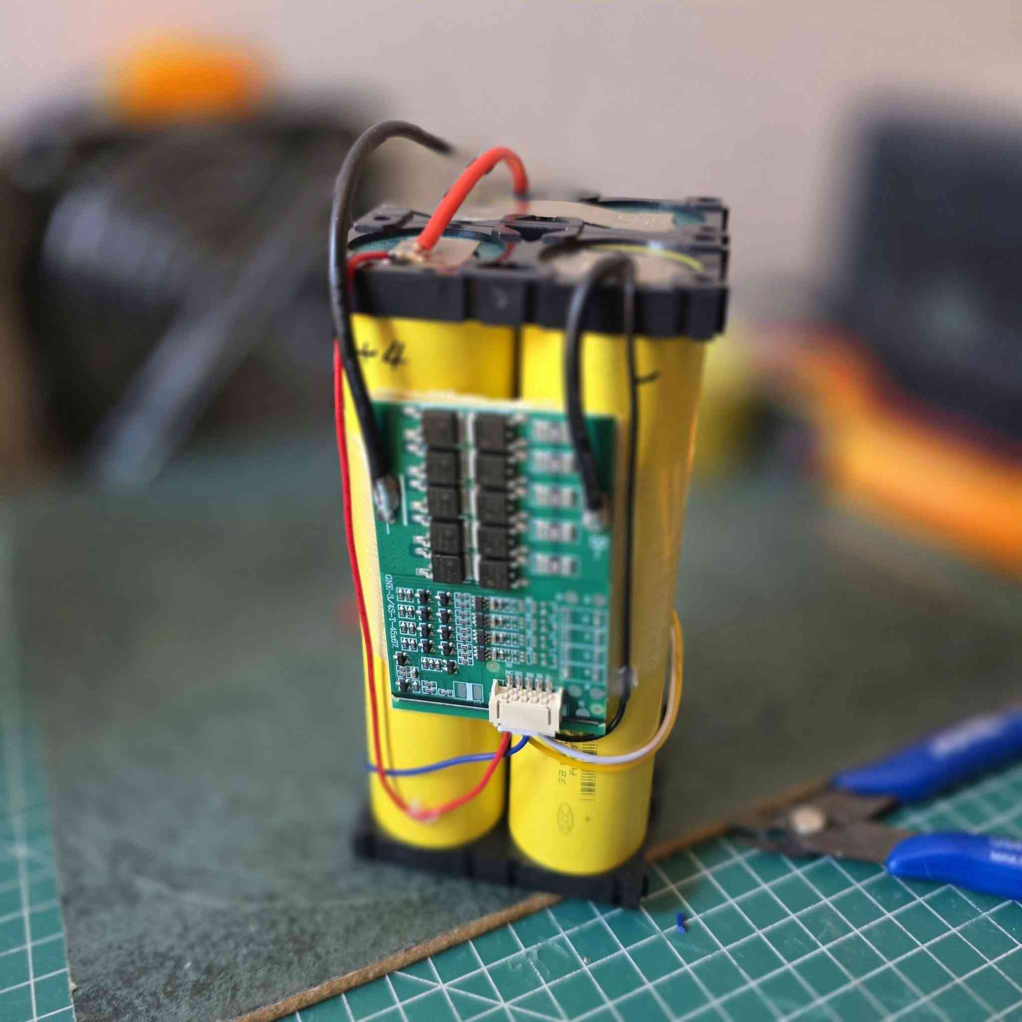 إنجاز جديد لزبوننا العزيز في بغداد! 🔋✨
​تم تجهيز وتجميع بطارية ليثيوم 12V 15Ah بمواصفات عالية وكفاءة ممتازة لتلبية احتياجات الزبون.
​⚙️ المواصفات الفنية:
​نوع الخلايا: ليثيوم فوسفات الحديد (LiFePO_4) ذات العمر الطويل والأمان العالي.
​الشركة المصنعة: Gotion High-Tech غنية عن التعريف.
​تاريخ إنتاج الخلايا: إنتاج حديث 2026.
_______________▪︎
​💡 الاستخدامات المتعددة:
​تشغيل مراوح ومبردات الشحن.
​أجهزة الـ UPS والأنظمة الاحتياطية.
​أجهزة الإضاءة والتطبيقات المتنوعة.
​🚚 التوصيل: متوفر لجميع محافظات العراق بـ 6 آلاف دينار فقط.
​📲 للطلب أو الاستفسار: يرجى التواصل عبر الخاص أو الواتساب: ***********
