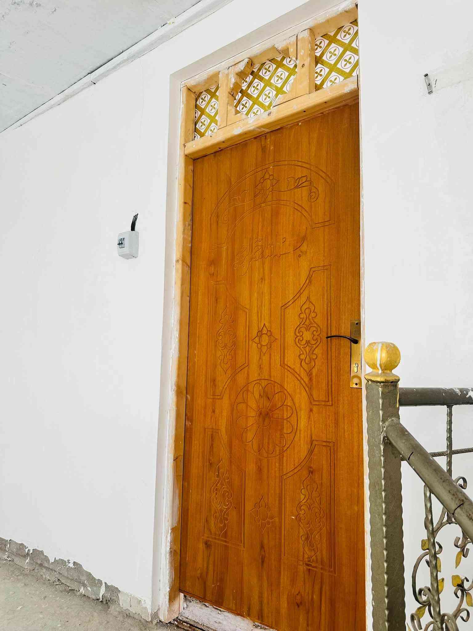 سلام عليكم بيت في حي دجله المربع الاول شارع معرض الحره البيت عل شارع 12 مو بداخل الفرع المساحه 160 الواجهه 8 ونزال 20 يحتوي عل 3 غرف واستقبال ومطبخ وصحيات داخليه وخارجيه بيت تسليح سند 25 زراعي الاستفسار ***********

