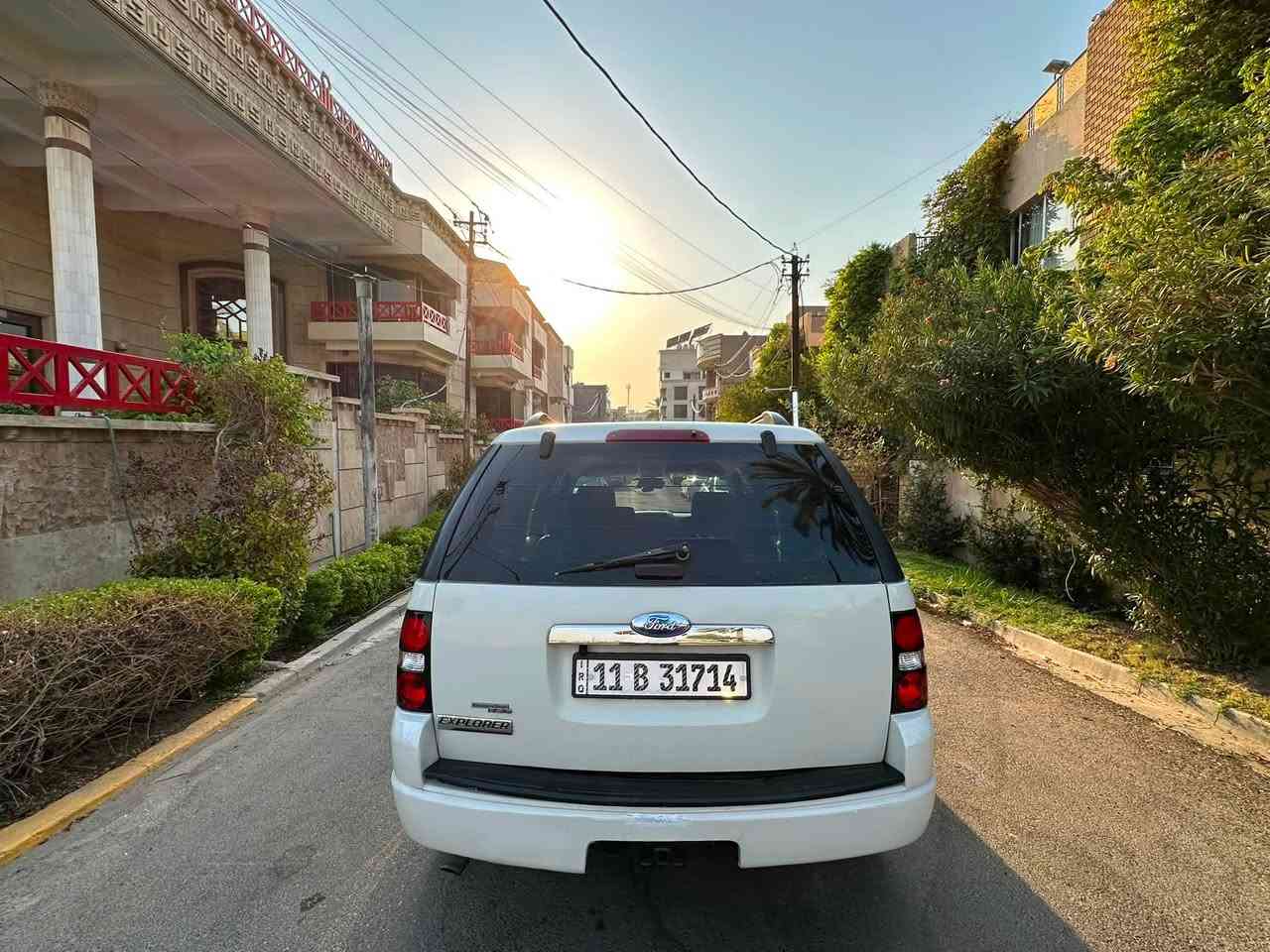 سيارة فورد إكسبلورر (Ford Explorer)  (موديل٢٠٠٨)
سيارة دفع رباعي (SUV) عائلية أمريكيةسبع راكب 

✨ المزايا والمواصفات البارزة:
1. التصميم الخارجي القوي:
 هيكل دفع رباعي (SUV) ضخم وعملي، بلون أبيض مرغوب وبحالة جسم خارجية جيدة جداً.
 مزودة برولات سقف (Roof Rails) سوداء عملية لربط الأمتعة أو الحمولات الإضافية في السفر.
 إطارات رياضية سوداء (Rims) حديثة بتصميم أنيق تضفي على السيارة طابعاً شبابياً قوياً ومميزاً مقارنة بالشكل التقليدي.
 عتبات جانبية (Side Steps) لتسهيل صعود وركوب الأطفال وكبار السن براحة تامّة.
2. المقصورة الداخلية والراحة:
 مقصورة واسعة جداً بركاب مريحين (تتسع لعدد كبير من العائلات أو الرحلات الطويلة).
 مقاعد مكسوة بغطاء أنيق ذو لون بيج متناسق مع ديكور السيارة الداخلي، مع مساند رأس مريحة.
 مسند ذراع وسطى إضافي عملي مزود بحاملات أكواب وتصميم مريح للرحلات الطويلة.
 تحكم كهربائي بالمقاعد الأمامية لضبط وضعية الجلوس بكل سهولة وسلاسة.
3. التقنيات والترفيه:
 شاشة ترفيهية وسطية ذكية حديثة ومتطورة تعمل باللمس لتلبية احتياجات الملاحة والوسائط المتعددة.
 نظام تكييف قوي وفعال يغطي كافة مقصورات السيارة بوزنها العائلي.
4. الأمان والاعتمادية:
 نظام تعليق قوي يناسب الطرق المختلفة وثبات ممتاز على السريعات والمنعطفات.
 نظام أمان متكامل يشمل الوسائد الهوائية وأنظمة الفرامل المانعة للانغلاق.

للعلم التايرات جديده مع الاسبير

السعر ٨٠ ورقه بالخير لتصير من نصيبه

مكان السيارة الكاظمية 

للتواصل 
مهندس اسامه ***********
