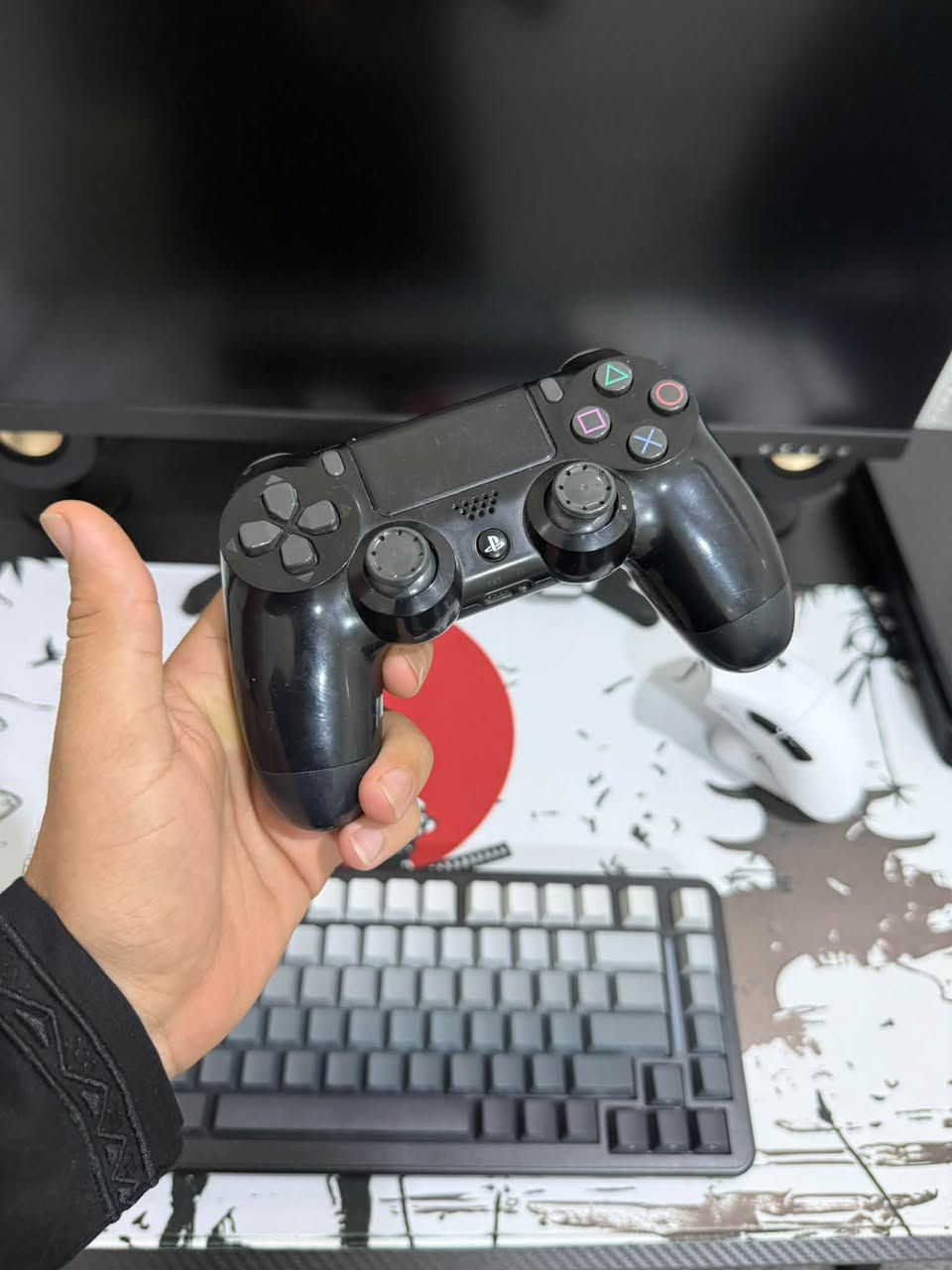 بلي فور برو مهكر مساحه واحد تيرا الجهاز نضيف حيل نضيف نضام 12.52 
تهكير موقع الجديد وياه جوستك اصليه وملحقاته اج دي وباور المخارج مالته فول مثل ما تشوفون والمخرج مال البور ثنائي يعني آخر إصدار ما بي صوت مروحه قوي مثل الباقيات 
ما بي العاب لان فرمتت الهارد من هكرته موقع ونسيت أكله نزل العاب بيه انت تنزل العاب على راحتك
سعره 250 قفل 
مكاني البصره كرمة علي 
الرقم ***********
