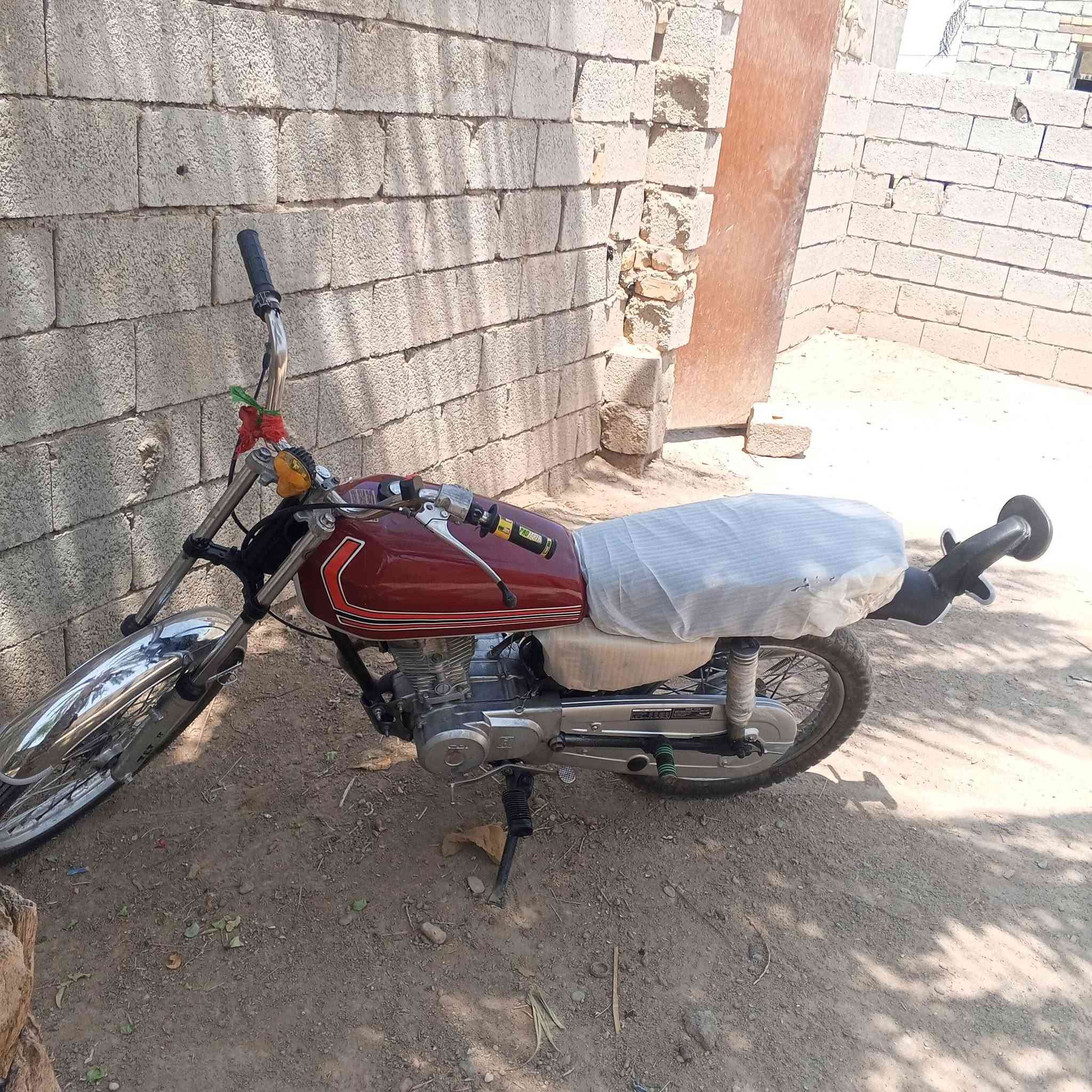 السلام عليكم دراجه  للبيع كلك مكفولة عشائر موديل 24محرك بي ولفات مبدل دراجه نضيف تواير جدد الايت جديد البيع ومراوس بدراجه تعبانه وينطي الفرق السعر 375وبي مجال مكاني ناصريه قضاء الصلاح رقم ***********
