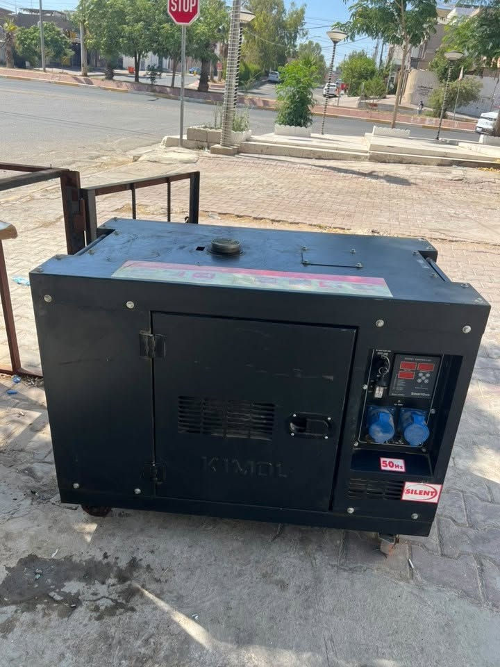 سلام عليكم مولدة كاز كاتم 15kv مستعملة للبيع اشتريتها قبل سنة من شركة المرتجى
وقت تشغيل اقل من 700 ساعة فقط 
و هاي مواصفاتها :
افخم انواع المولدات الكهربائية التركية
‏KIMOL
‏ATS 1300
15 كيفي
60 امبير
50 امبير صافي حمل ع الجوزه
يمكن تشغيل عليها 2 سبلت 2 طن مع كافه ملحقات المنزل
صرف 1 لتر في الساعة على التشغيل العادي 
صرف 2 لتر كل ساعة على الاحمال العالية 

جهاز ATS تشغيل و اطفاء ذاتي 
شاشه عرض الفولتية
والهيرتزيه
ووقت التشغيل
عرض اعطال 

نوع المحرك كاز
دبل صالنصه
نوع التوليد دبدوب
18 سم داخلي
32 سم خارجي

السعر المطلوب 12$ ورقة و بيها مجال بسيط
***********
علماً سعر الجديد حالياً بين  17-19 ورقة
