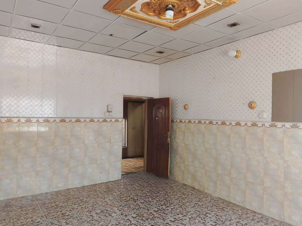 السلام عليكم 
دار البيع 
مساحة ١٠٠ متر طابو صرف زراعي    
واجهة ١٠
للاستفسار التواصل ع رقم ***********
