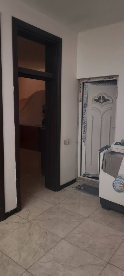 دار للبيع في حي دجلة شارع القمة المساحة 125 متر واجهة ٨ ونص نزال ١٥ ونص ٤ غرف نوم +استقبال+ صالة + مطبخ + ٣ مجاميع صحية طابقين للاستفسار *********** السعر ٢٣٥ وبي مجال
