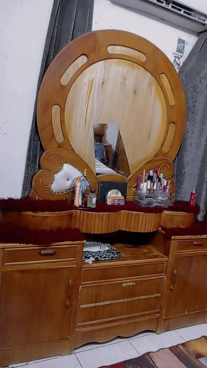 غرفة اخشاب طابقين مع دوشك  بيهه اضرار بسيطه السعر خاص العنوان الجلبيه سوق ابو جميغ اليريد يراسلني ع واتساب ***********
