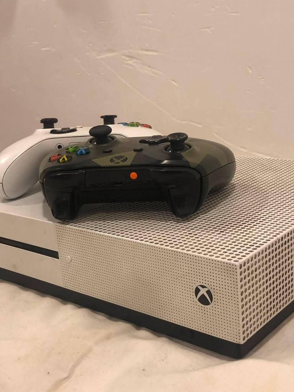للبيع🚨
اكس بوكس ون اس xbox one s

سعة التخزين نص تيرا

ملحقاتة يدة اصلية مال اكس بوكس و يدة ثانية 

مع شاحنة نضيدتين تغنيك عن الباتريات🔋وكذلك مروحة لتبريد الاكس بوكس

الجهاز نضيف *********** بي شوية خدوش ما تاثر بالجهاز

السعر 155 الف وبي مجال

عنوان موصل

للتواصل ***********

واتس اب ***********
