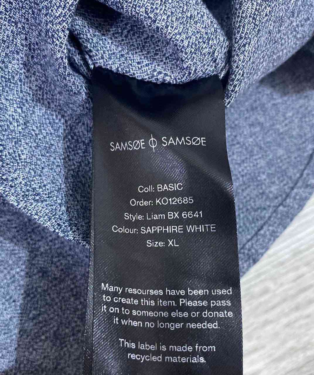 الماركة: Samsøe & Samsøe (علامة تجارية دنماركية شهيرة بتصاميمها السكاندينافية البسيطة والحديثة).  
​
​المقاس: XL

عرض الصدر: 60 سم

الطول: 75 سم

طول الردن: 68 سم 

​الخامة: 100% قطن عضوي 

​بلد الصنع: الصين

​يتراوح سعر قمصان Samsøe Samsøe من سلسلة Liam BX جديدة بين 100 إلى 110 يورو (ما يعادل تقريباً 105 - 120 دولار أمريكي).

السعر: 55 الف مع التوصيل
