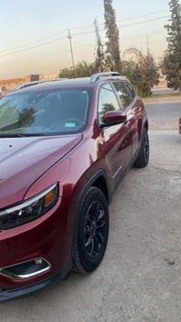 جيب شيروكي موديل ٢١ بزون مكينه ٢٤٠٠ سياره نظيفه مابيها نقص مكينه مفتوح...