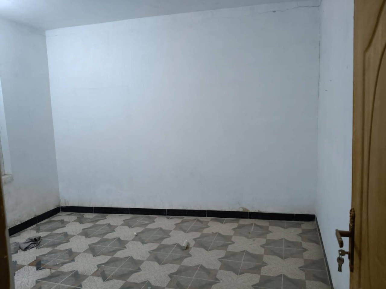 _بيت للأيجار مساحة 150متر.. طابقين نضيف جداً 

_الموقع: شارع 60 خلف مدينه حمورابي السياحيه قريب جداً على شارع يبعد 80 متر أو اقل

_الطابق الأول: 
غرفه نوم.. هول.. استقبال.. مطبخ.. مجمع صحيات 

_الطابق الثاني: 
غرفه نوم.. هول

_للأستفسار مراجعه مكتب القبه الذهبيه او الأتصال على الأرقام التاليه: 
***********
***********
