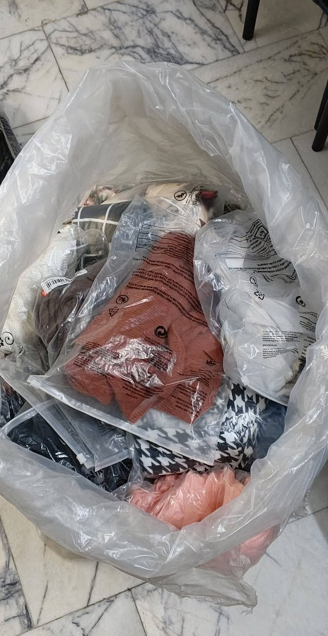 السلام عليكم شليف ملابس بيه صفي بهاري شتائي مخلوط فستان بدي قميص بنطرون تنوره 
العدد 98قطعه السعر 98الف الاتصال على الرقم *********** بيه وتساب
