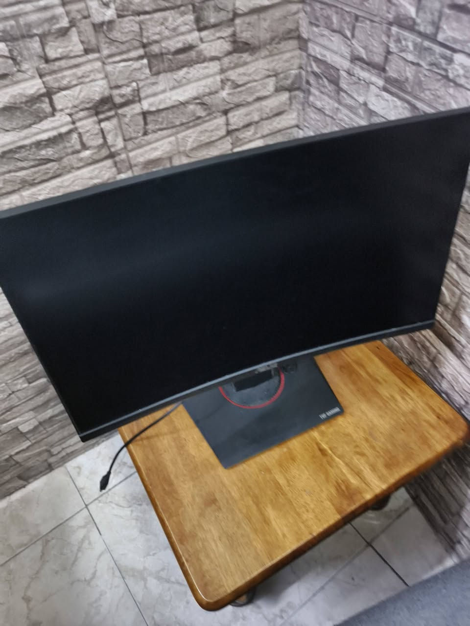 للبيع: شاشة ألعاب ASUS TUF Gaming VG24VQR (منحنية - Curved)
المواصفات الرئيسية:
الموديل: ASUS TUF Gaming VG24VQR
حجم الشاشة: 23.6 إنش منحنية بنسبة انحناء (1500R) لمنحك تجربة لعب واقعية.
الدقة: Full HD (1920 x 1080)
معدل التحديث (Refresh Rate): 165Hz (وتدعم 120Hz على أجهزة PS5 و Xbox Series X/S).
زمن الاستجابة: 1ms (MPRT) لتقليل الضبابية والحركة السريعة.
التقنيات المدعومة:
FreeSync Premium & Adaptive-Sync لمنع تقطع الصور.
ASUS Extreme Low Motion Blur (ELMB) لسلاسة عالية.
Shadow Boost لتوضيح المناطق المظلمة بالألعاب.
الستاند: متحرك بالكامل (تحكم بالارتفاع، التدوير، والإمالة).
ملاحظة وحالة الشاشة (للمصداقية):
يوجد خطوط أفقية بالعرض تظهر على الشاشة (واضحة بالصور المرفقة).
الشاشة شغالة طبيعي من ناحية الألوان والأزرار والاستجابة وتصلح للاستخدام البسيط أو التصليح.
انطيني سعرك عليها 
المكان: بغداد 
التواصل: *********** واتساب
