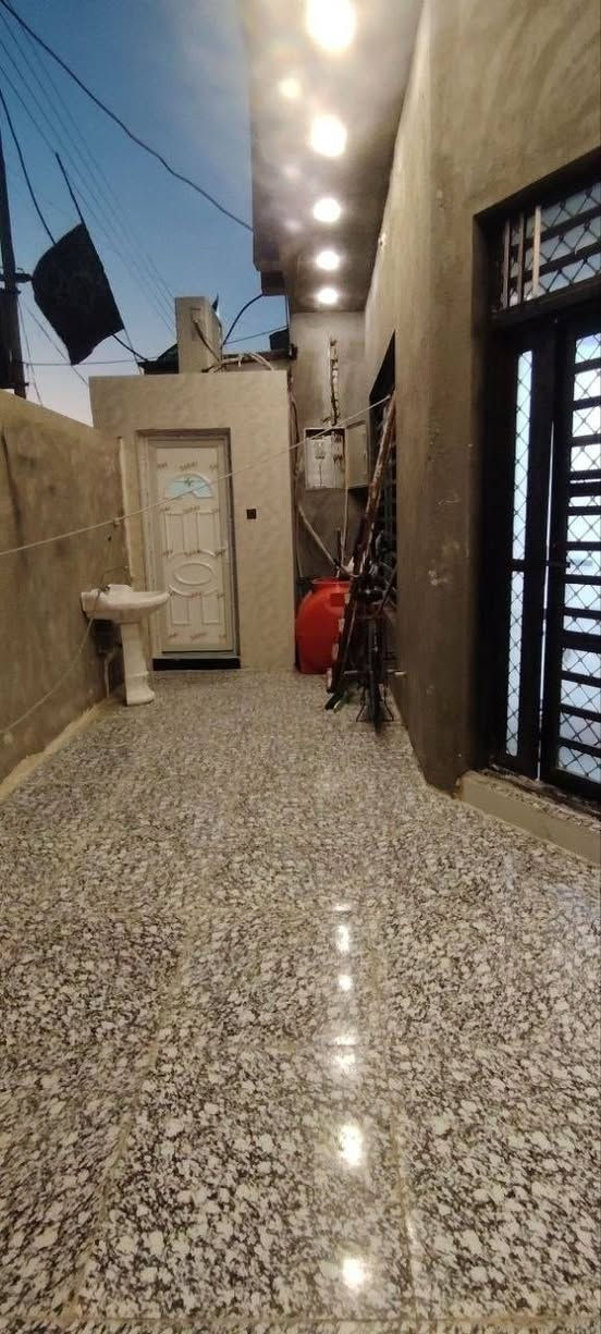 السلام عليكم ورحمة
بيت مساحته ٢٠٠ م معروض للبيع الموقع في حي الجامعة بشارع خمسين الاربع سايدات مواصفات البيت متكون من طابقين الطابق الأول من كراج سيارة صحيات خارجيه وداخليه استقبال 7 x 5 مطبخ كبير حار بارد صاله كبيره غرفتين كبار 5x4 الطابق الثاني بيه غرفه وصحيات كاملات اما البقيه بعده ما كامل يرادله كهرباء ولبخ وارضيه البيت فول قبل أربع أشهر  من كمل بناء حديث اي استفسار عن البيت تعال خاص او اتصل ع الرقم ***********
