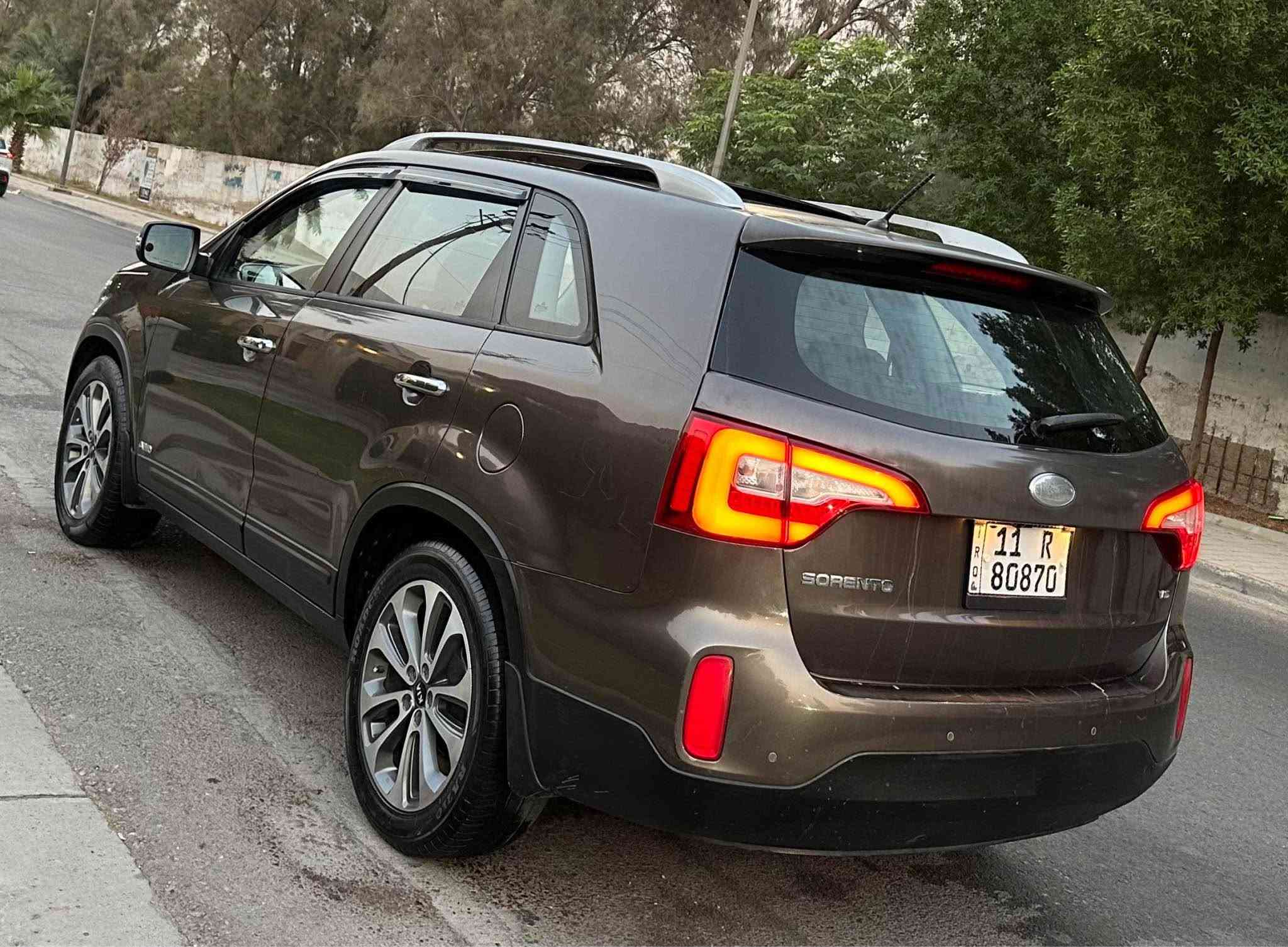 كيا سورينتو خليجي 
كويتي فول الفول 
موديل 2014 
رقم بغداد، والسيارة باسمي (تحويل مباشر).
محرك 6 سلندر. دوش
7 راكب.
السيارة نظيفة 
بيها صبغ 4 قطع بدون دواخل
ماشيه: 160 ألف كم حقيقي.
تبريد 3 قطع، وباقي المواصفات المعروفة
السعر  147 وبيها مجال شي بسيط جدا
للاستفسار والتواصل
مكان السياره بغداد العامريه شارع المنظمه
***********
*********** بغداد, العراق

