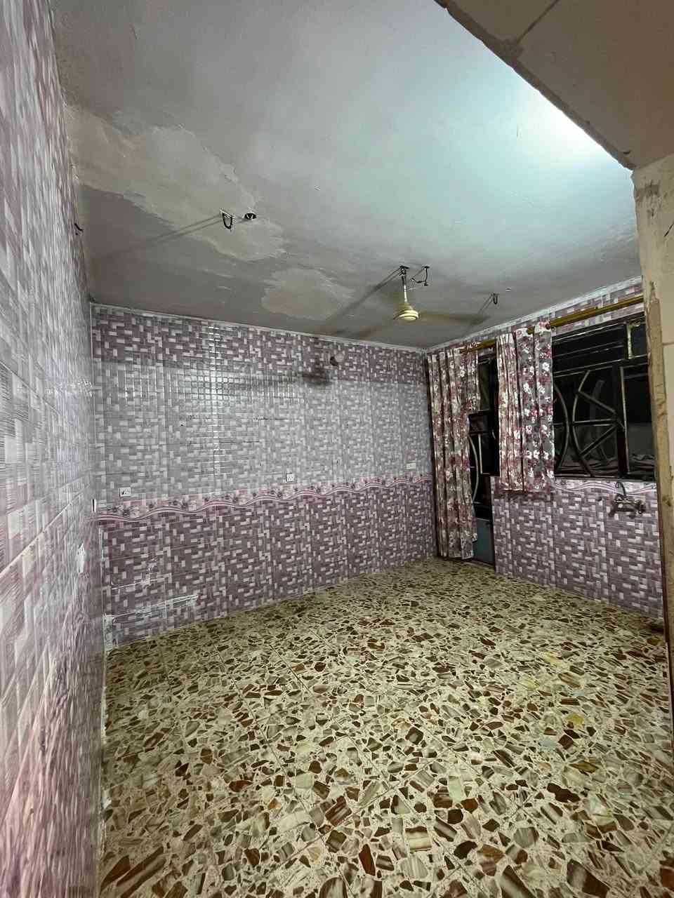 بيت لليجار في منطقة السريدات المربع الأول شارع حجيه صبريه البيت ١٠٠ متر يحتوي على غرفه وصاله وصحيات ومطبخ وطابق ثاني حولي وغرفة مع بلكونه وسطح كبير للأستفسار الاتصال على الرقم التالي ***********
