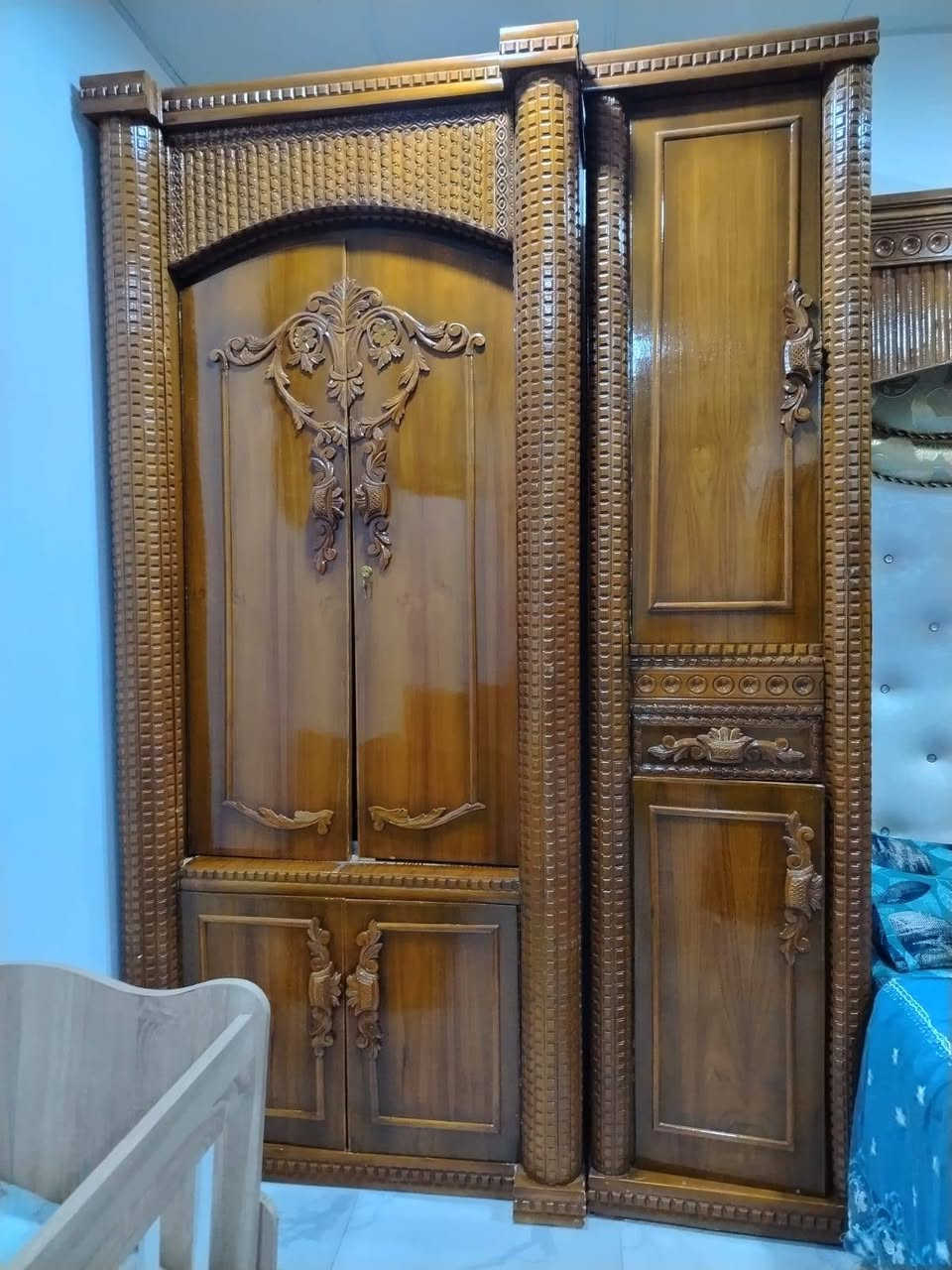 سلام عليكم غرفه نوم خشب عراقي ثقيل جديده حيل السعر مليون 550 العنوان جانب الأيمن ***********
